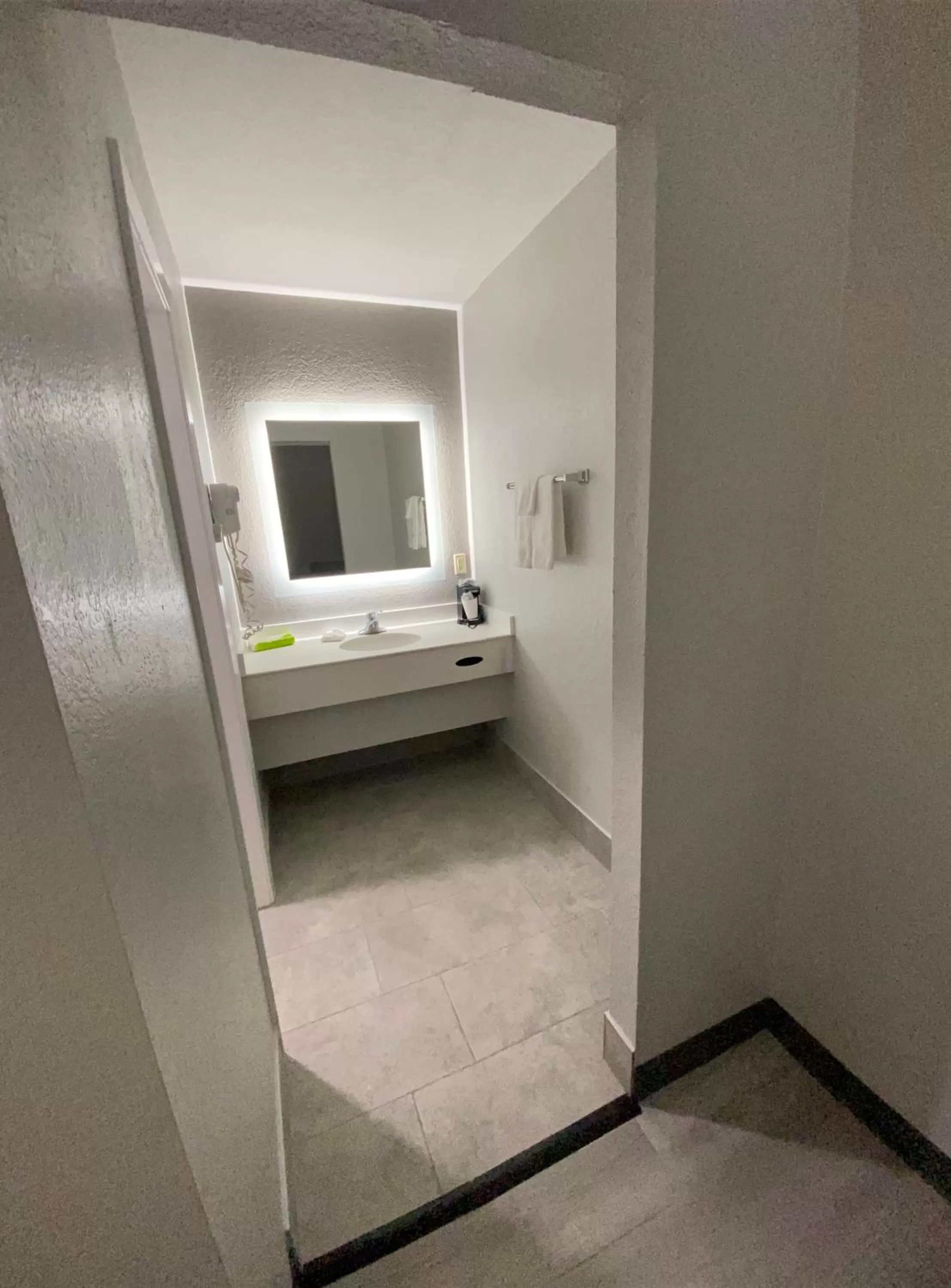 Bathroom, Bed in La Quinta Inn by Wyndham Tyler