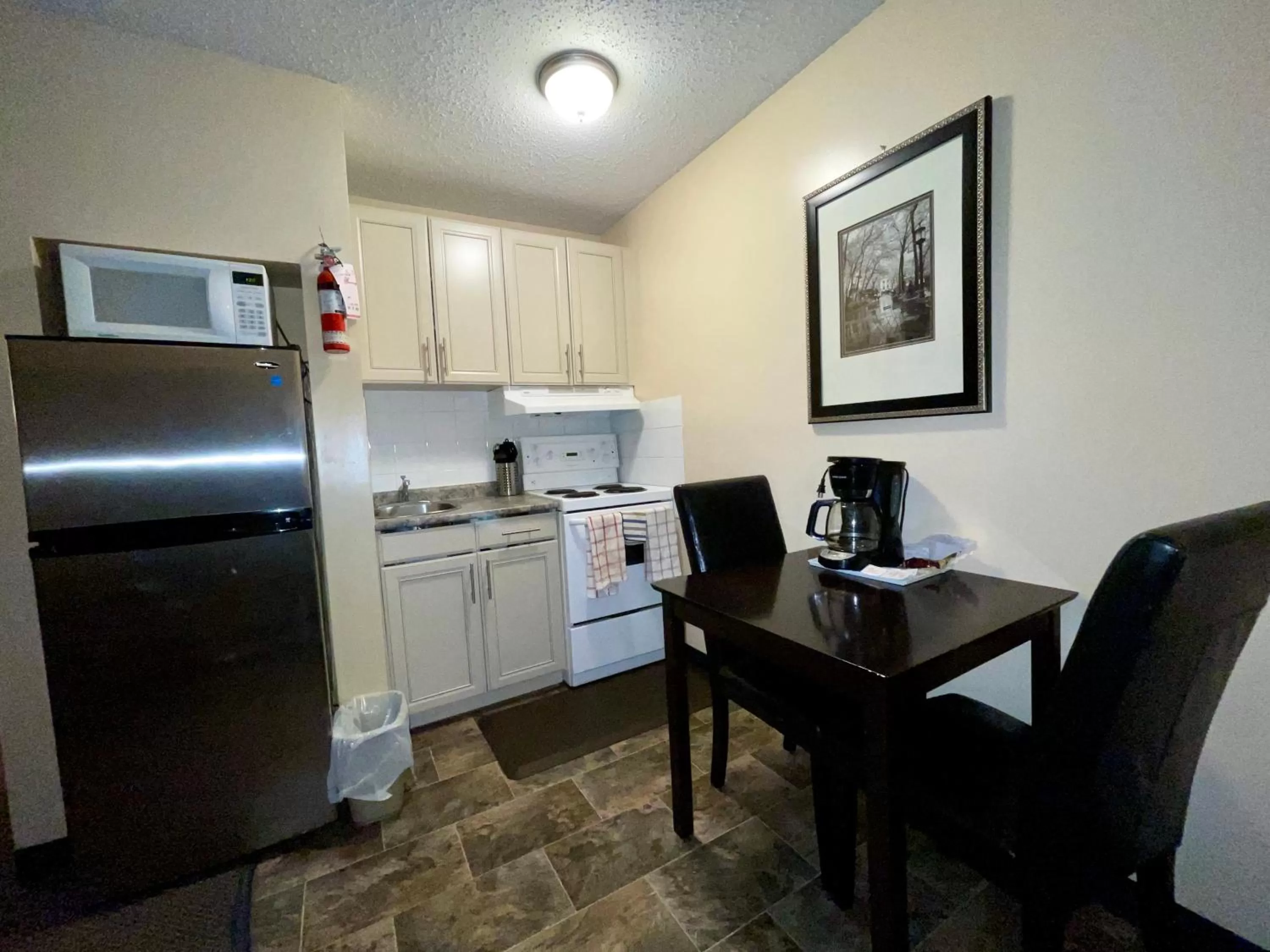 Kitchen or kitchenette in Dockside Inn