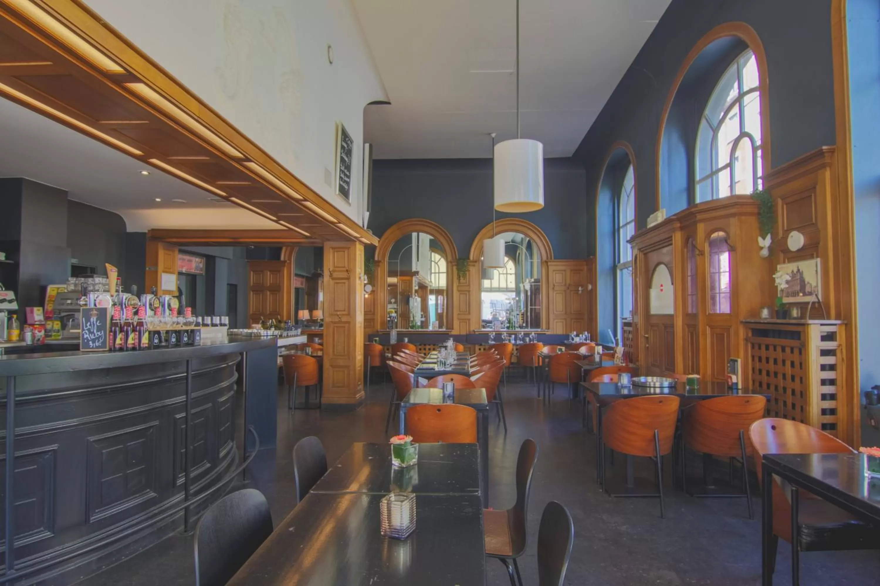 Restaurant/places to eat in Hotel La Royale