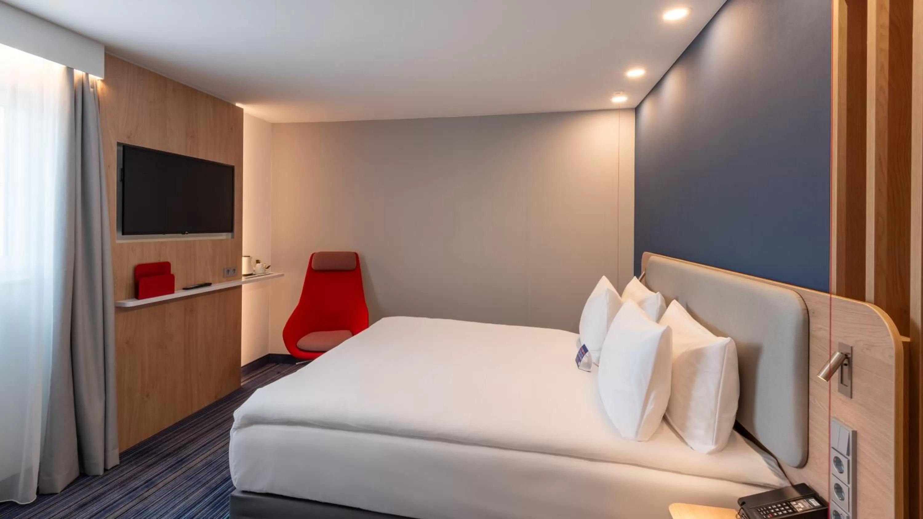 Photo of the whole room, Bed in Holiday Inn Express - Hamburg South A7-AS42 by IHG