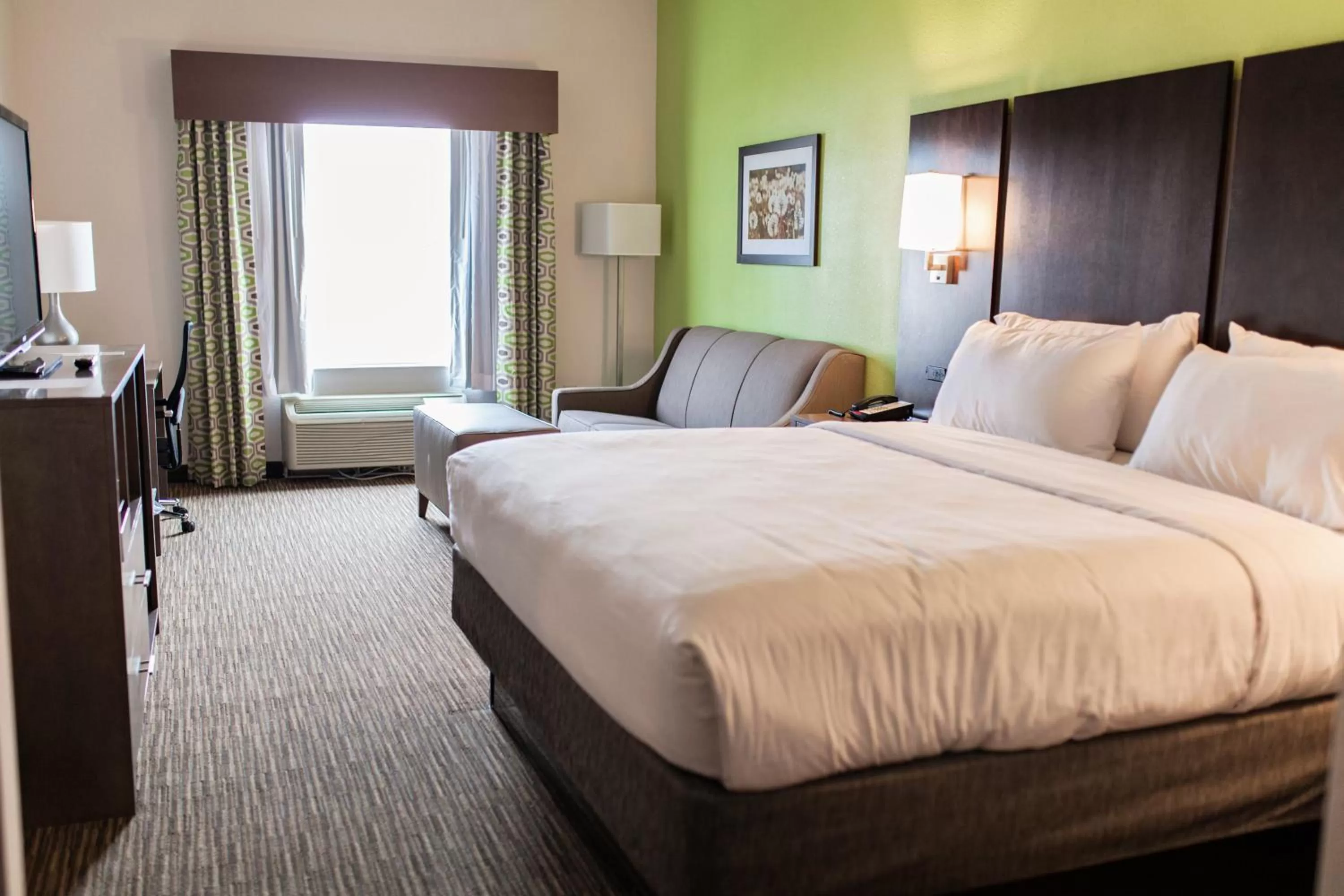 Photo of the whole room, Bed in Holiday Inn Express & Suites Sweetwater by IHG