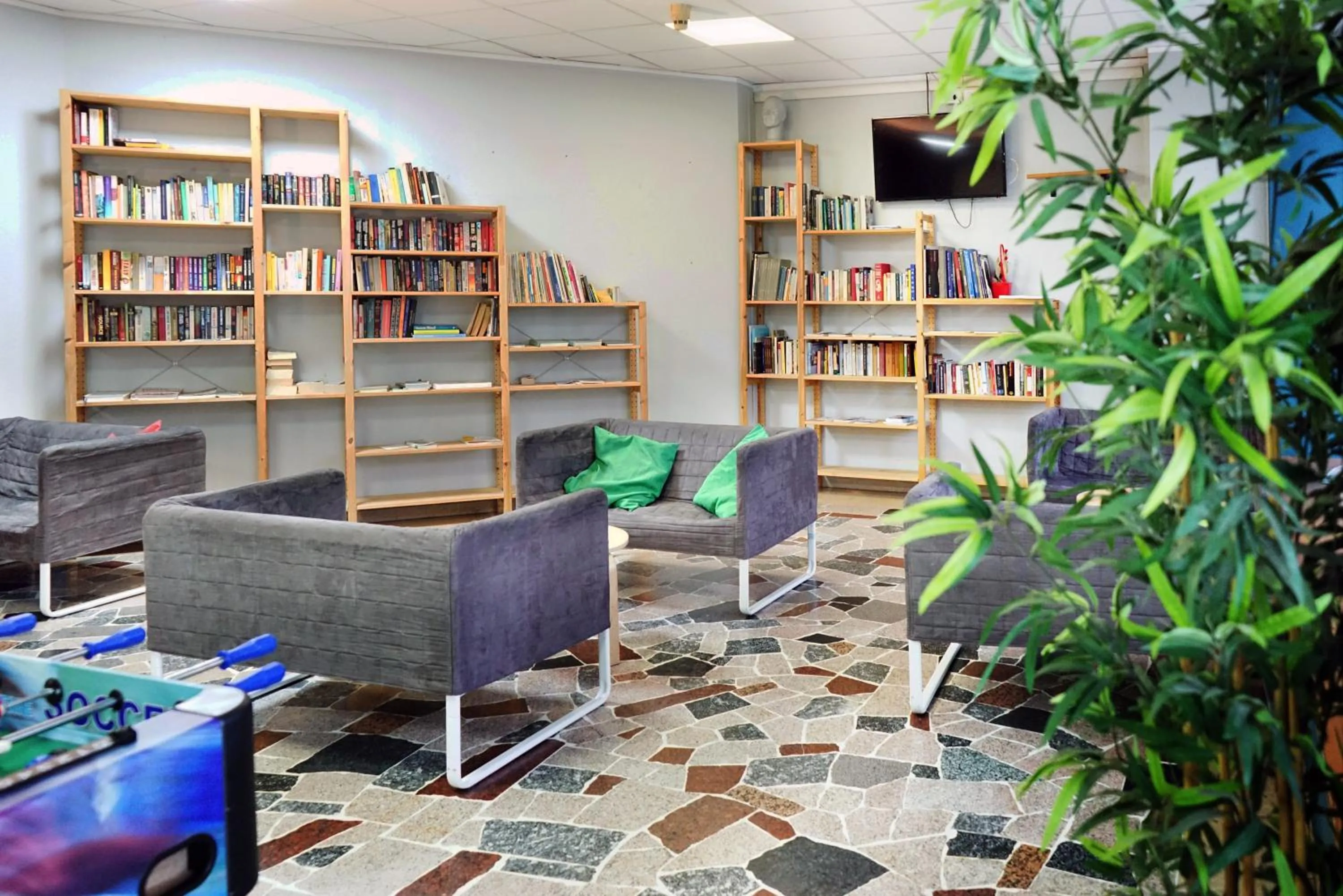 Communal lounge/ TV room in Hi! Ostello Milano