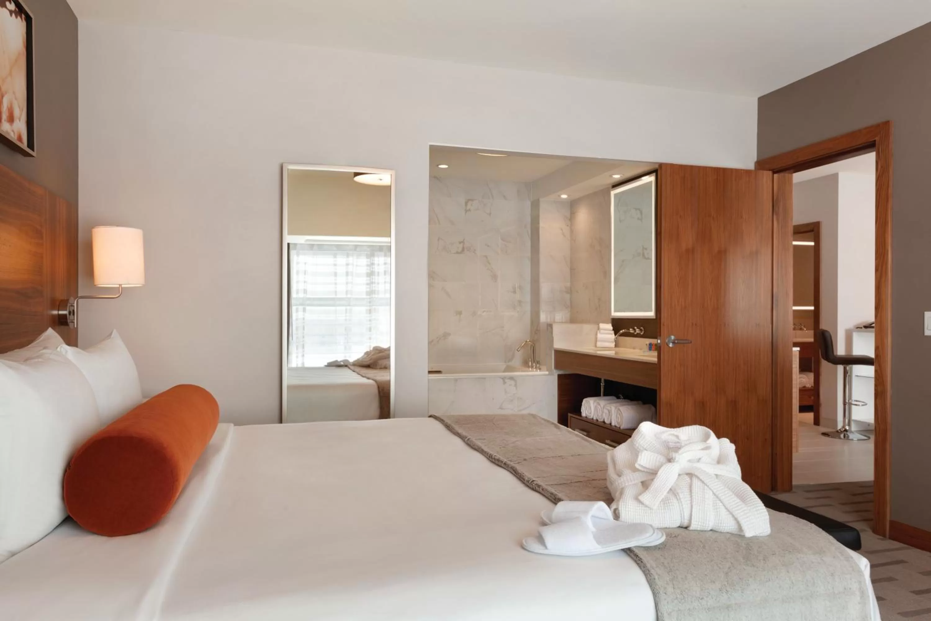 Bedroom, Bed in Radisson Hotel & Conference Centre Calgary Airport