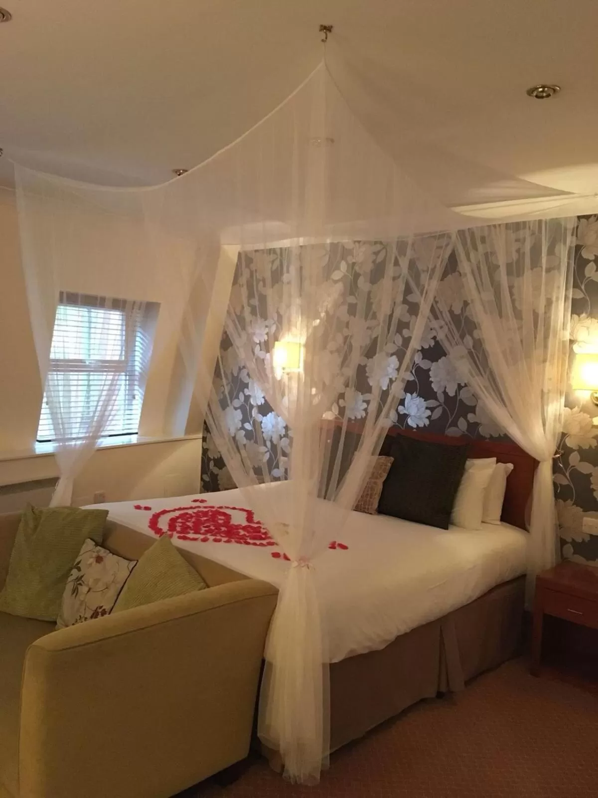 Feature Double Room in Red Lion Hotel