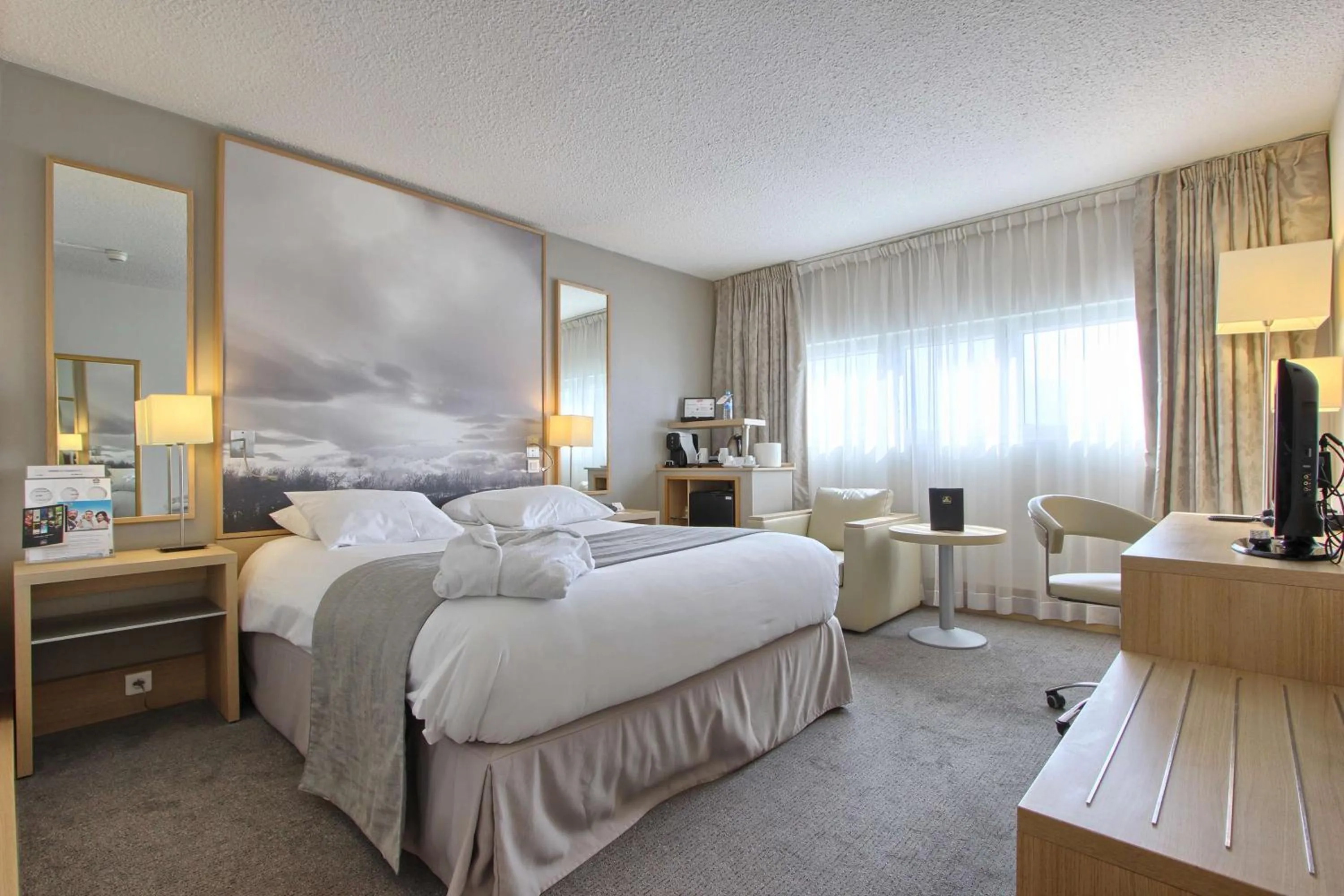 Bedroom, Bed in Best Western Plus Paris Orly Airport