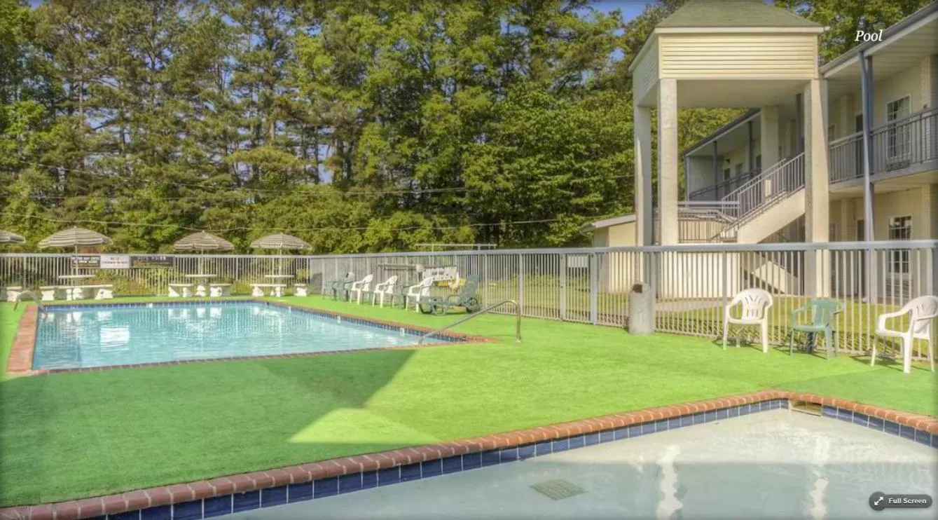 Swimming pool in Econo Lodge