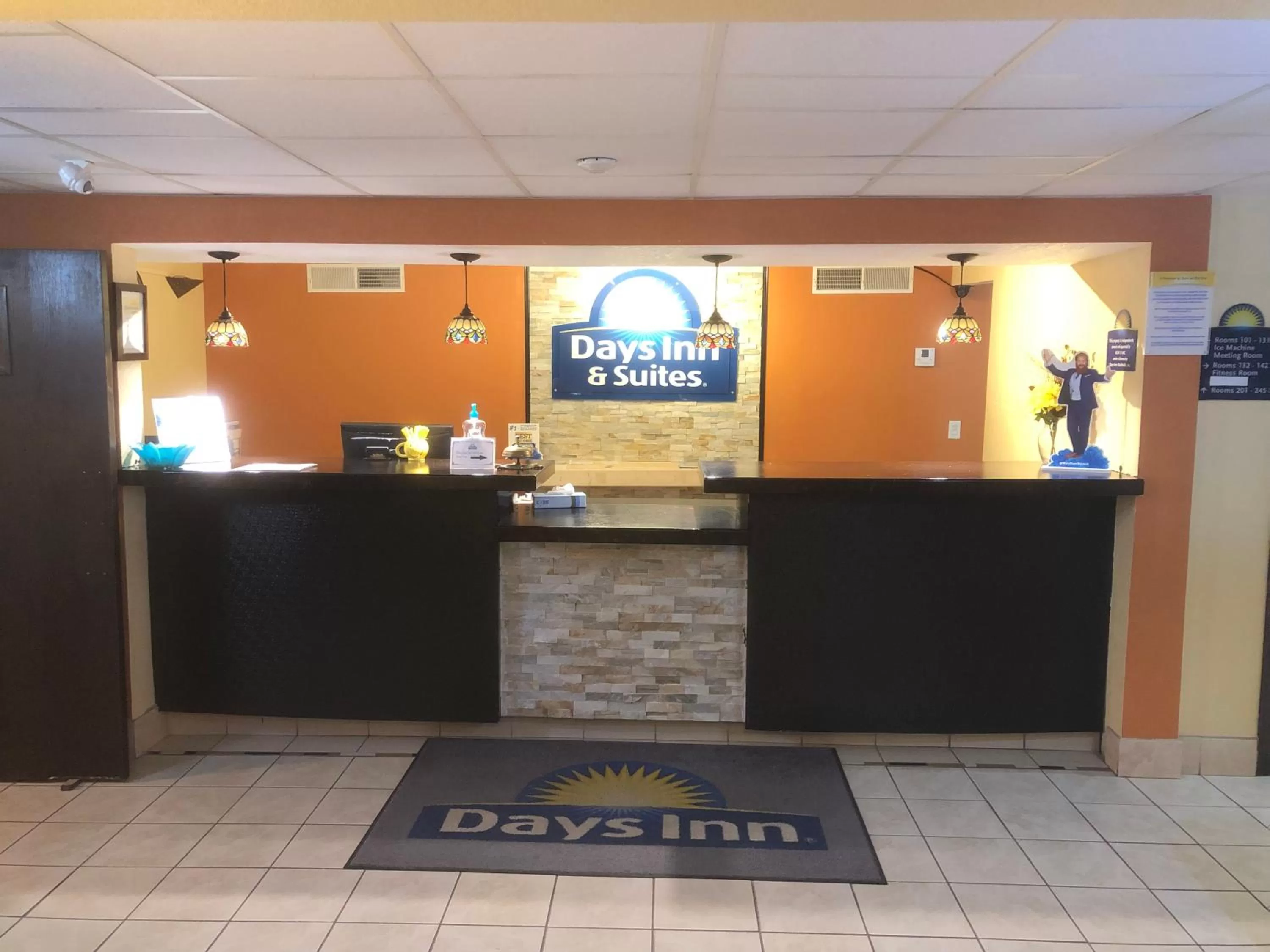 Lobby or reception in Days Inn & Suites by Wyndham Stevens Point