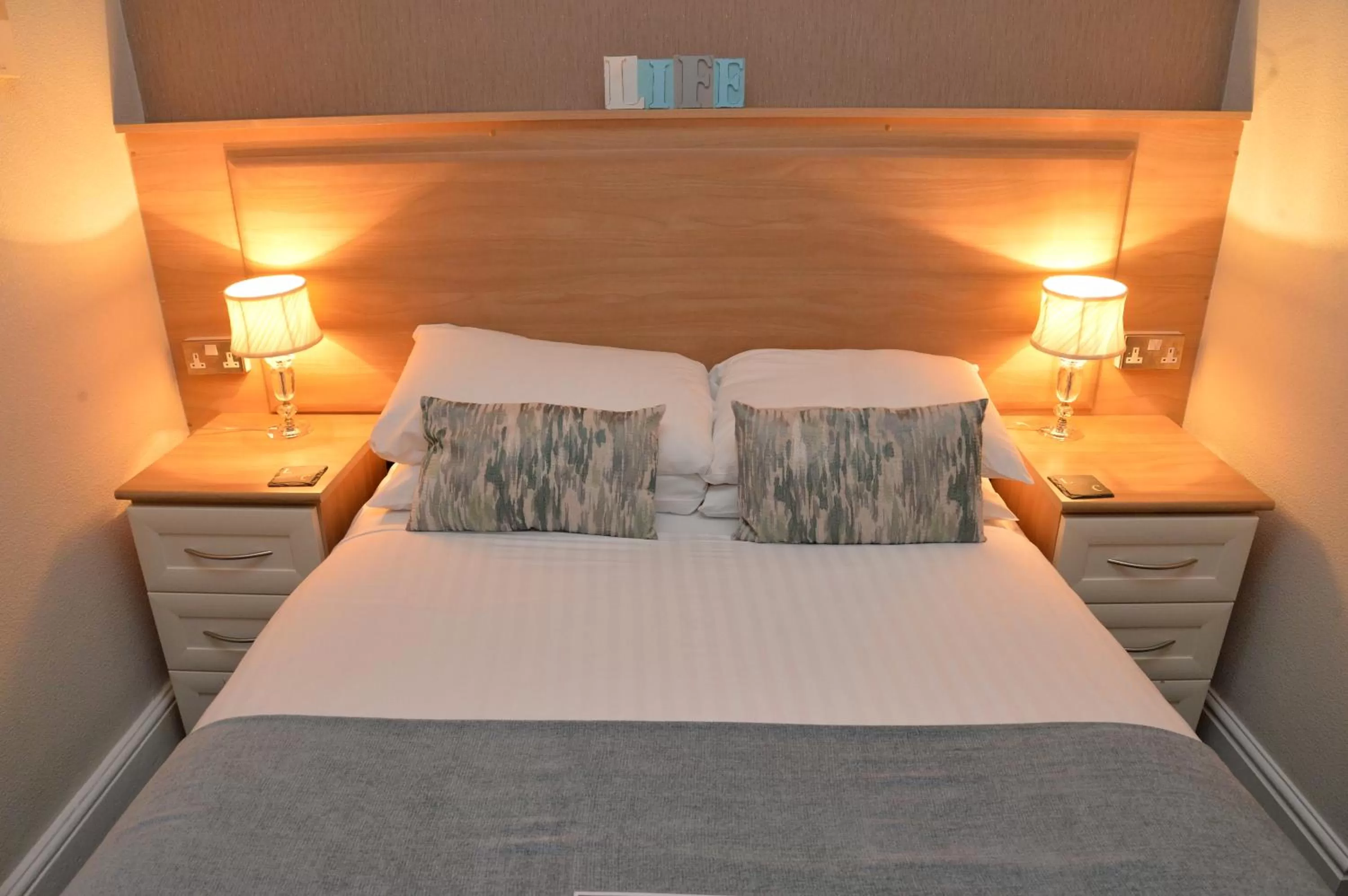 Bed in Lauriston & Lawton Court Hotel