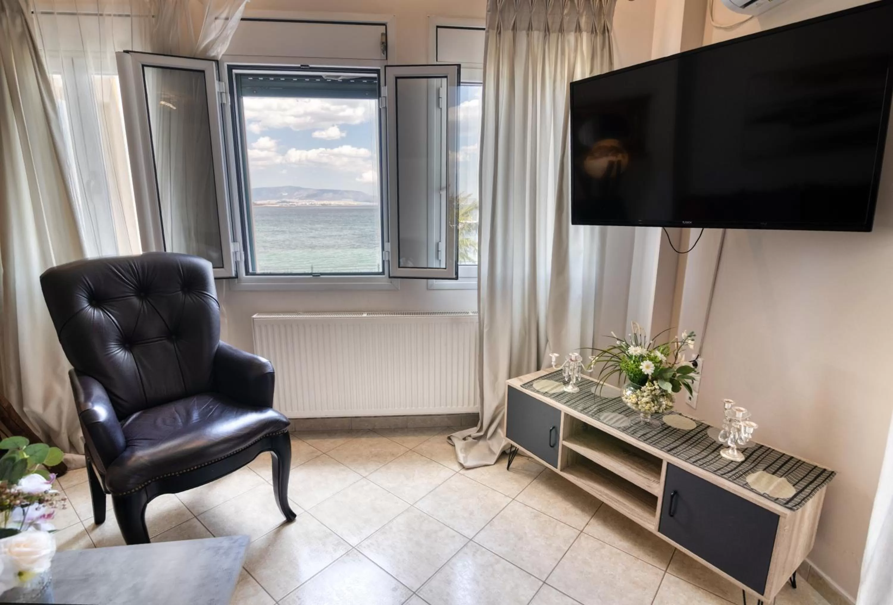 Communal lounge/ TV room in Votsalakia Hotel & Luxury Apartments