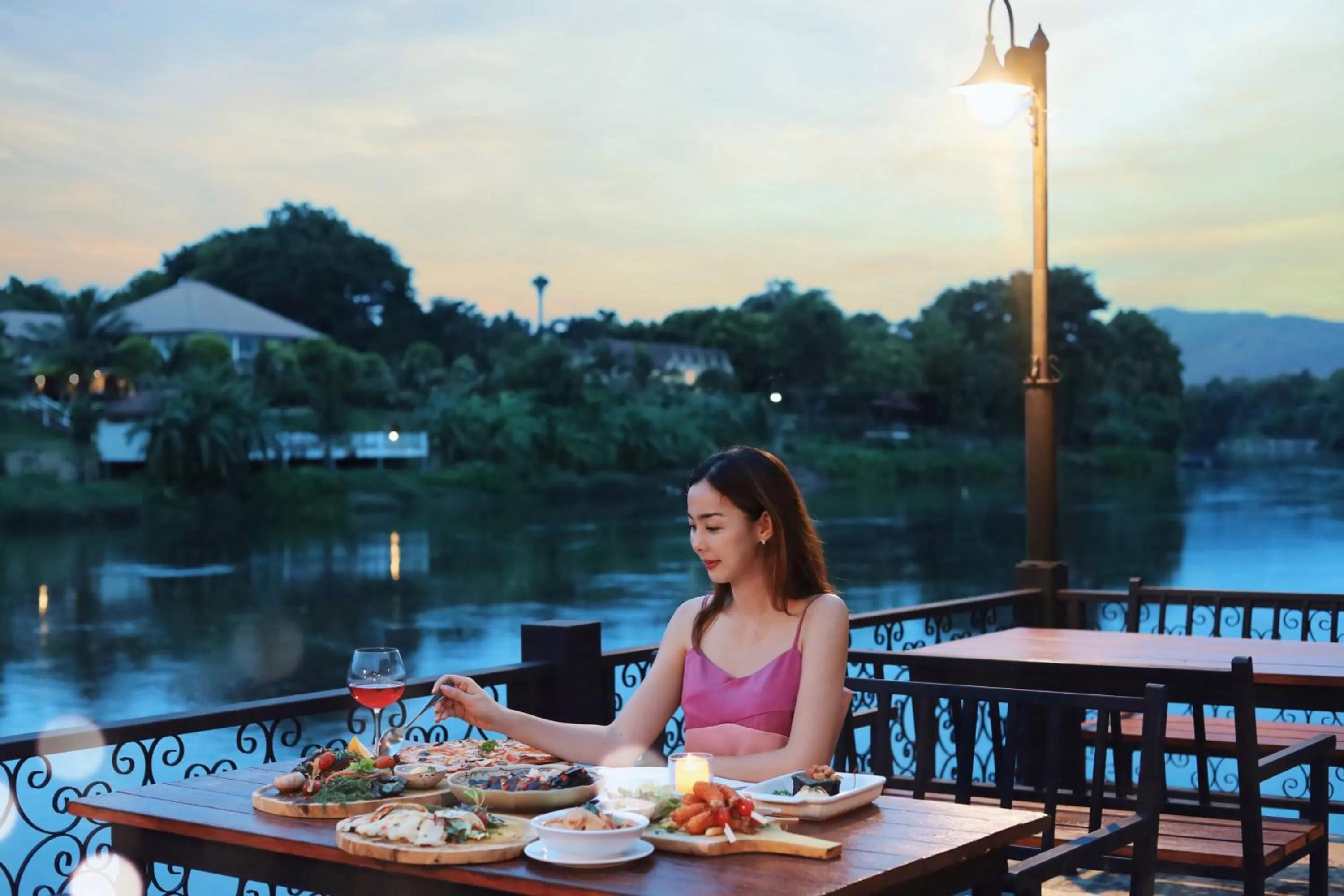 Restaurant/places to eat in Royal River Kwai Resort and Spa