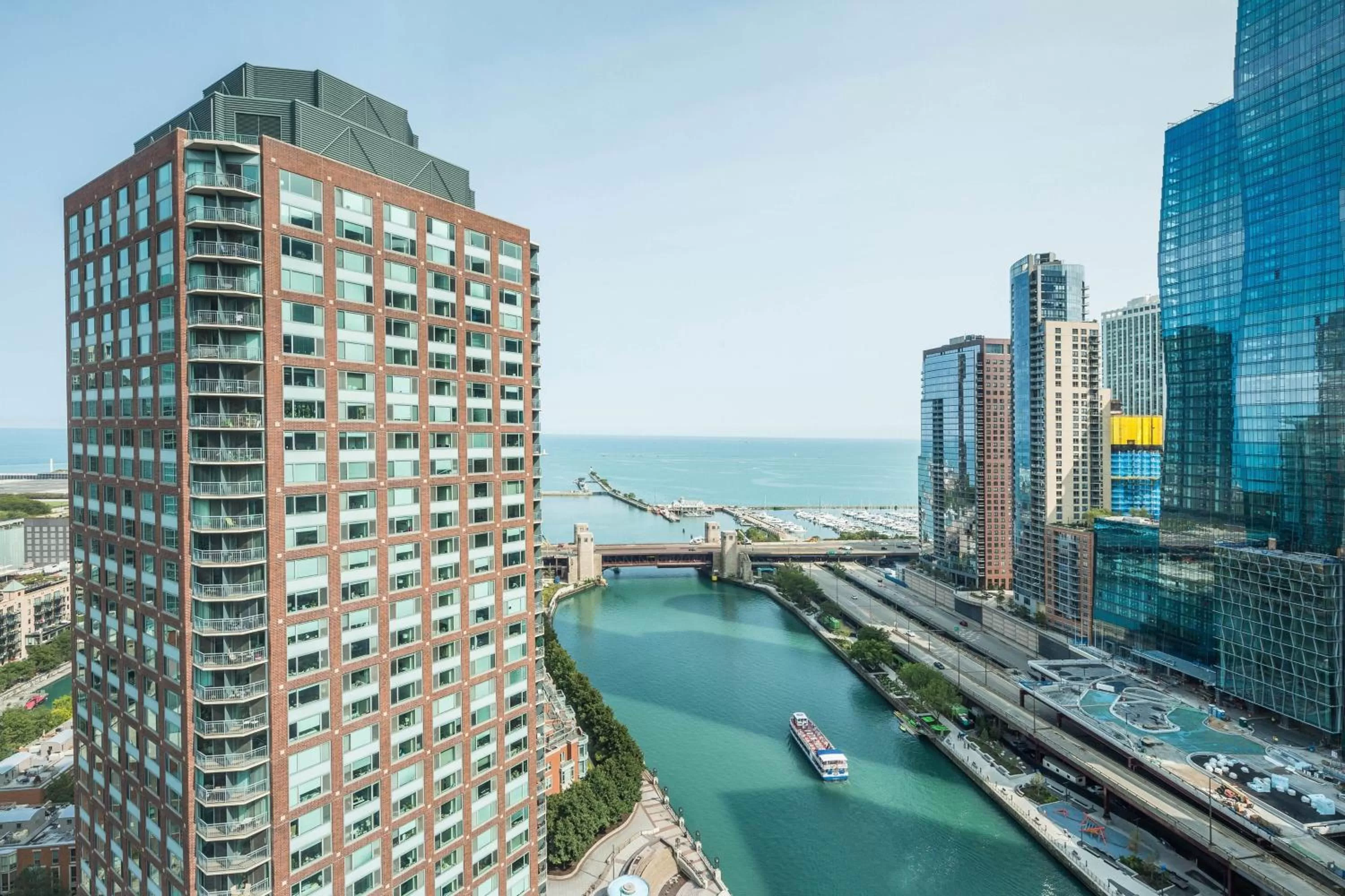 Photo of the whole room in Sheraton Grand Chicago Riverwalk