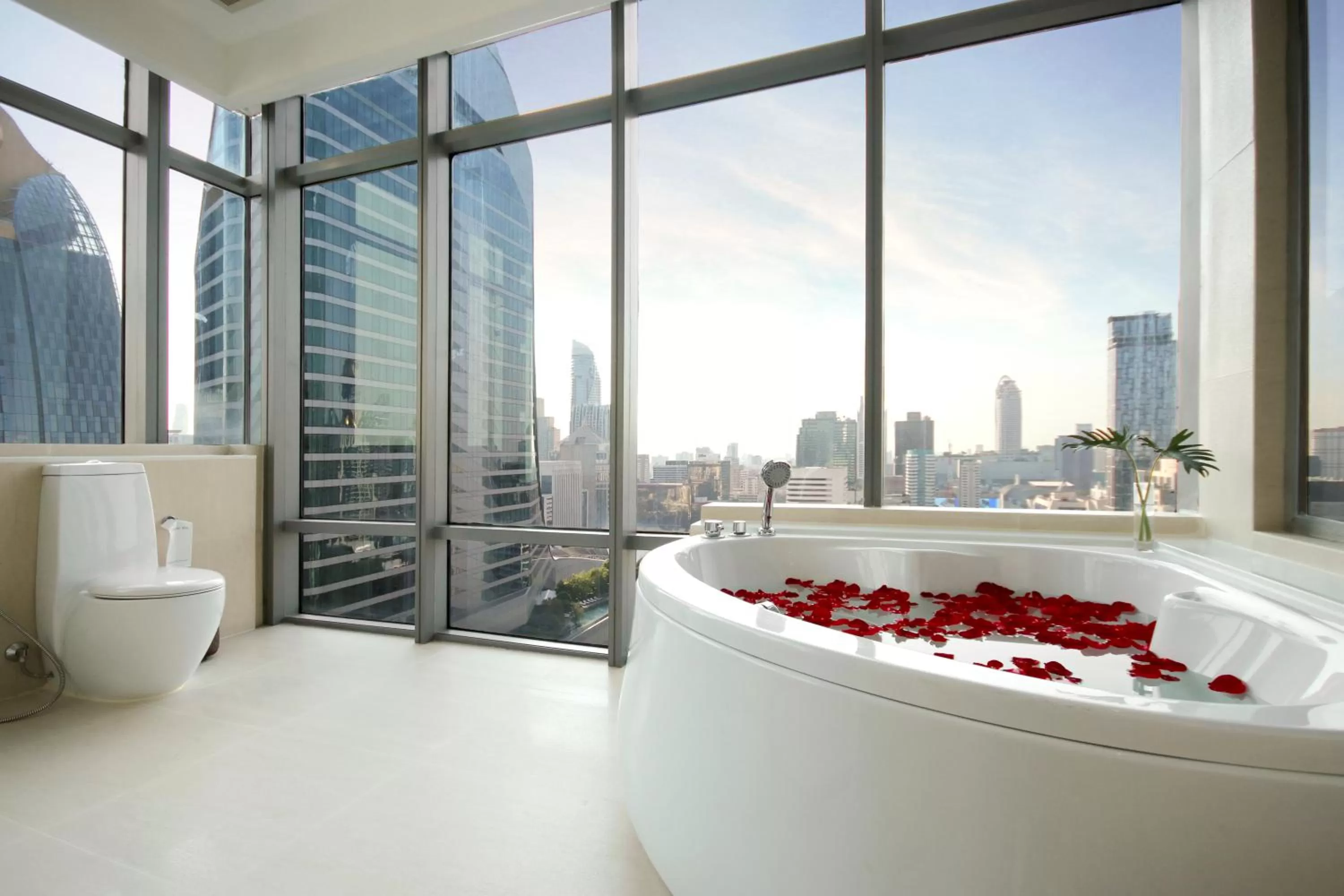 Toilet in Sivatel Bangkok Hotel