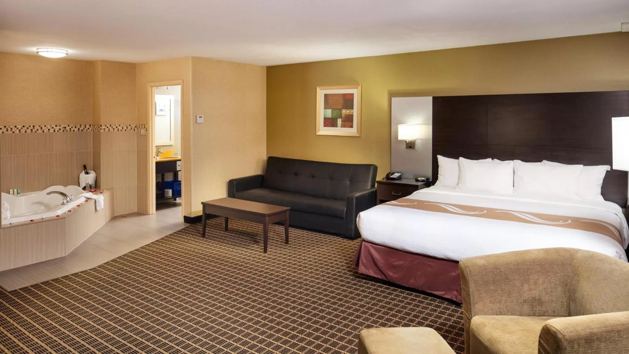 Photo of the whole room, Bed in Quality Inn & Suites Windsor - Downtown