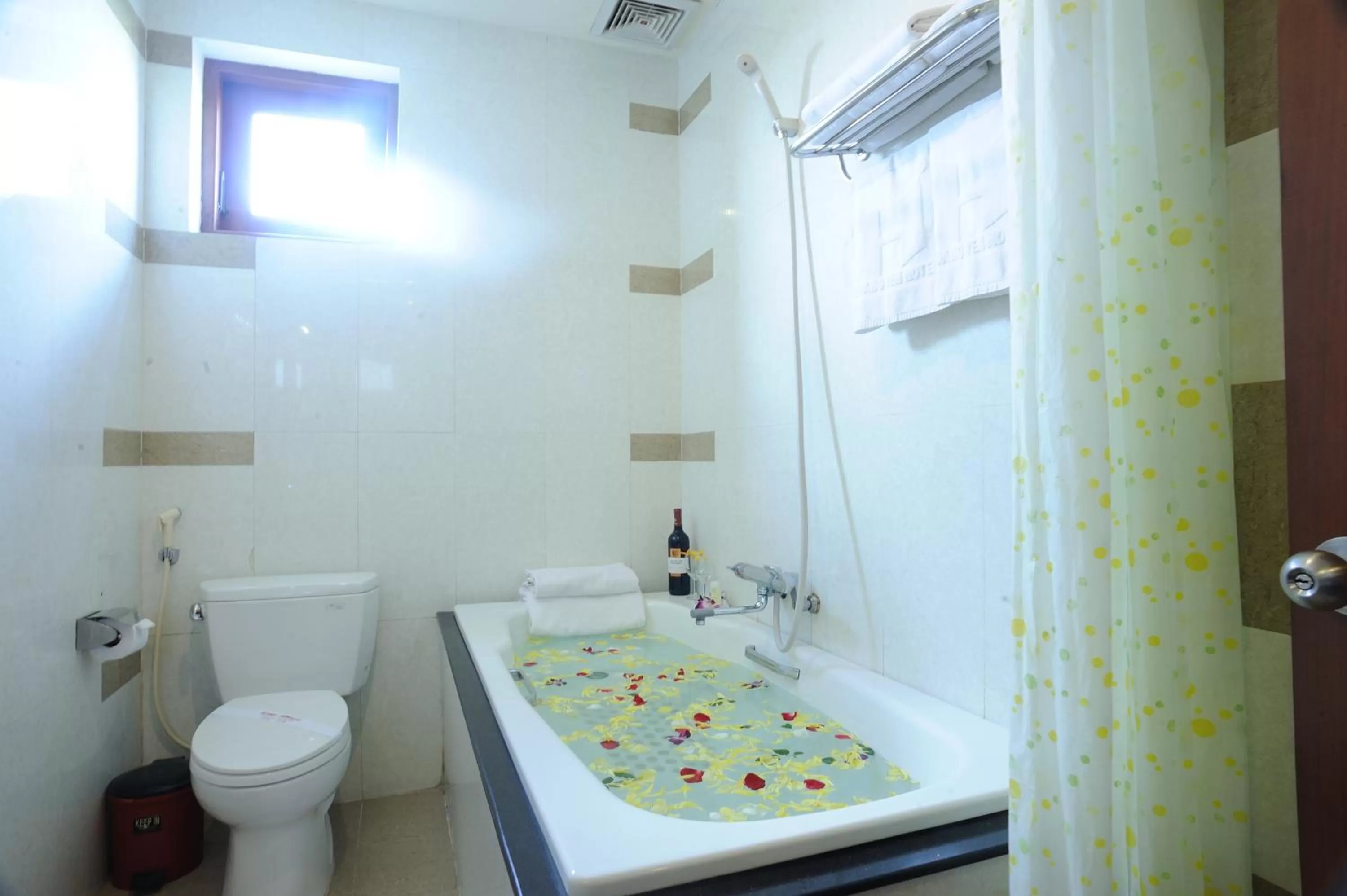 Shower in Hoang Yen Hotel