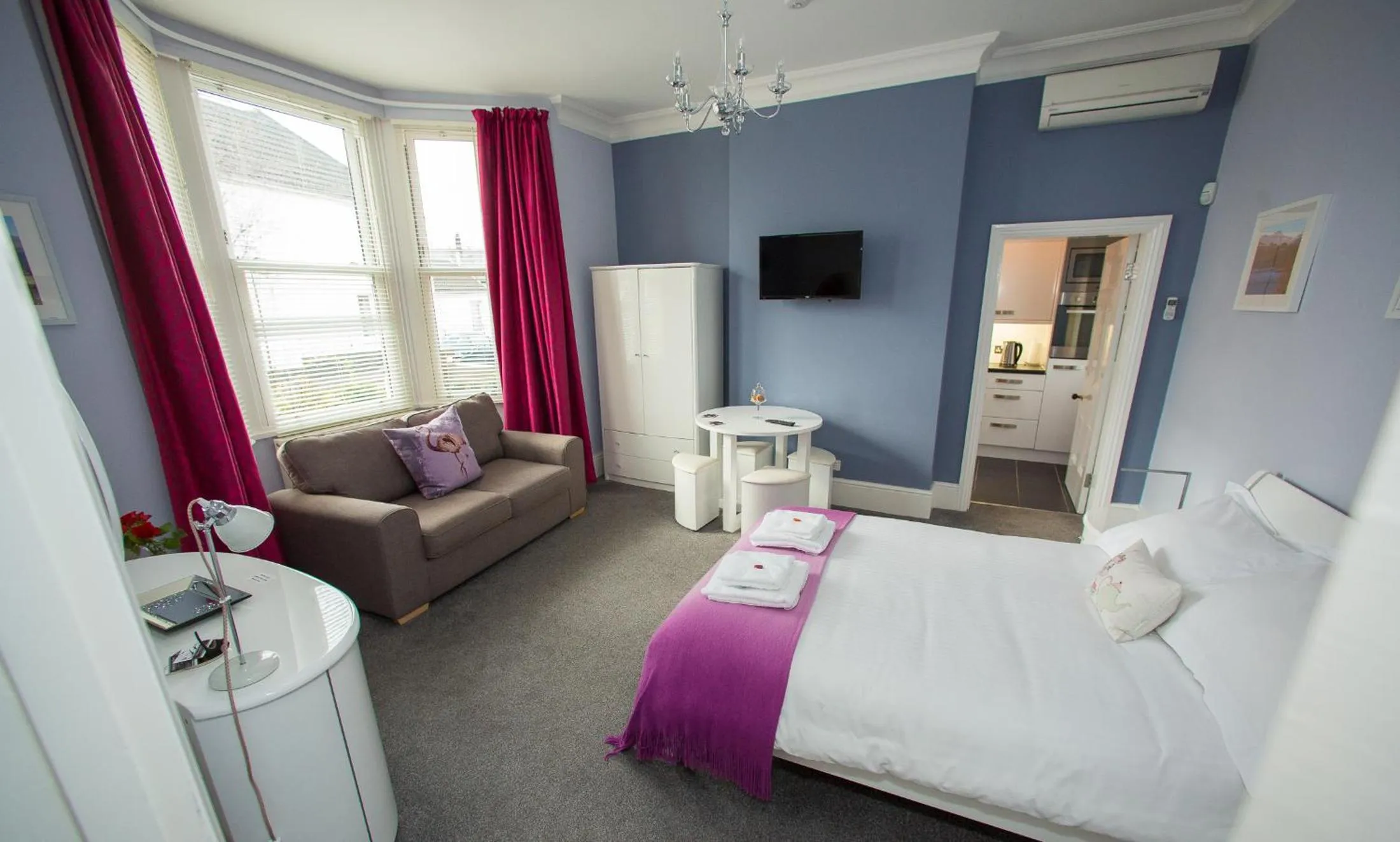 Photo of the whole room, Bed in Studios At Glenthorne