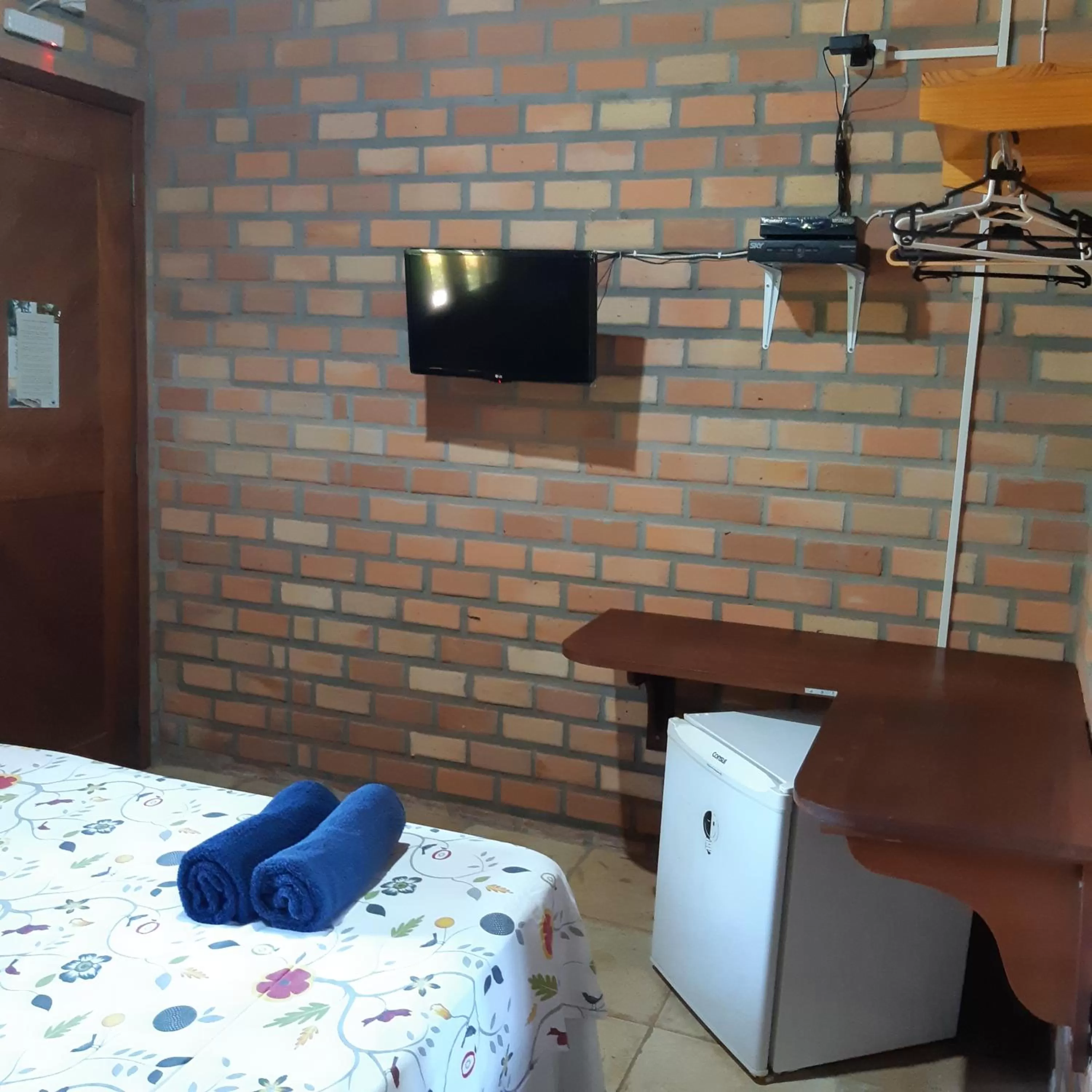 Bed, TV/Entertainment Center in Pousada do Riacho