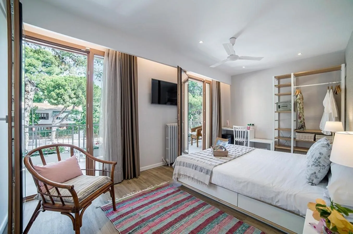 Photo of the whole room, Bed in Voramar