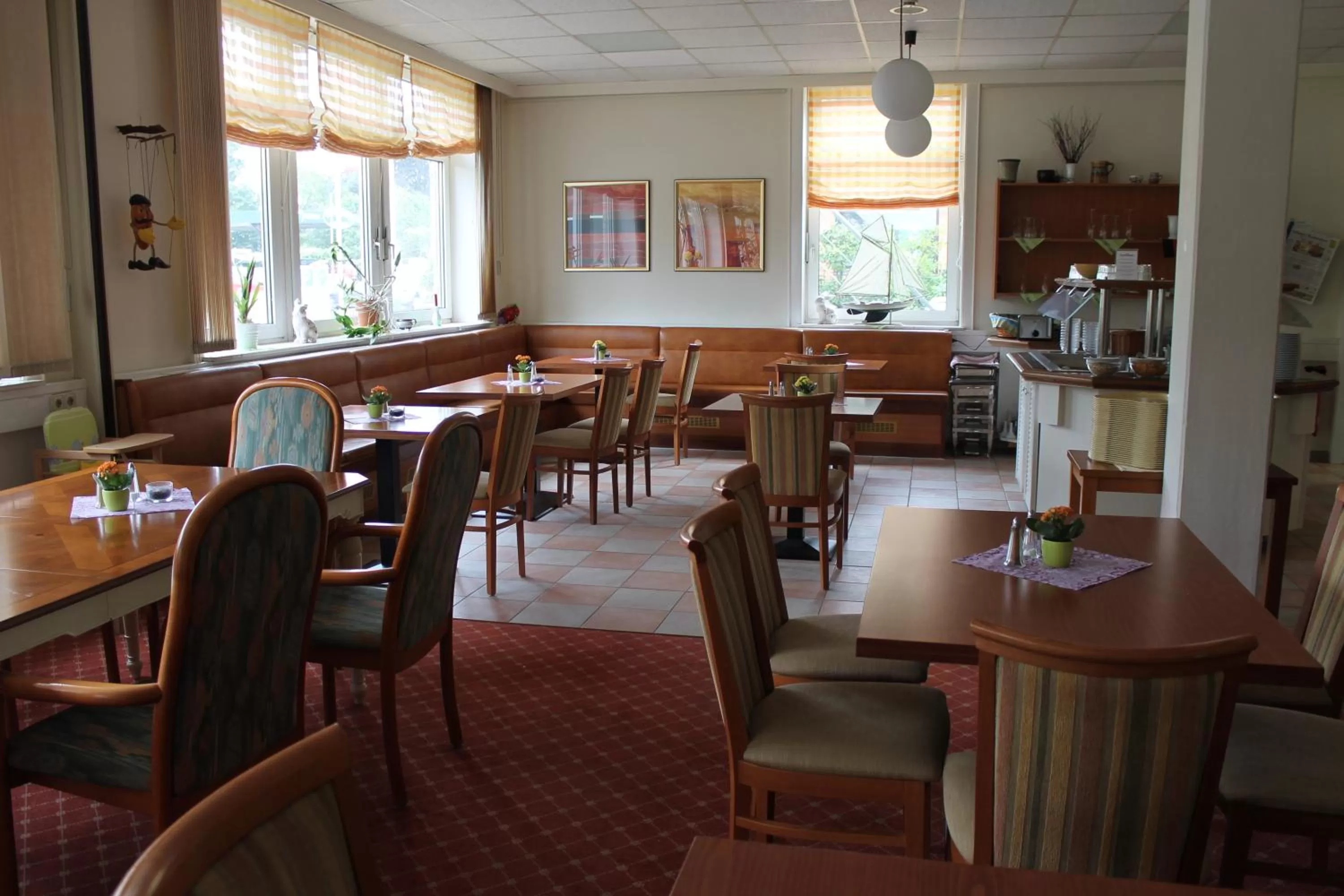 Restaurant/places to eat in Traveller Hotel