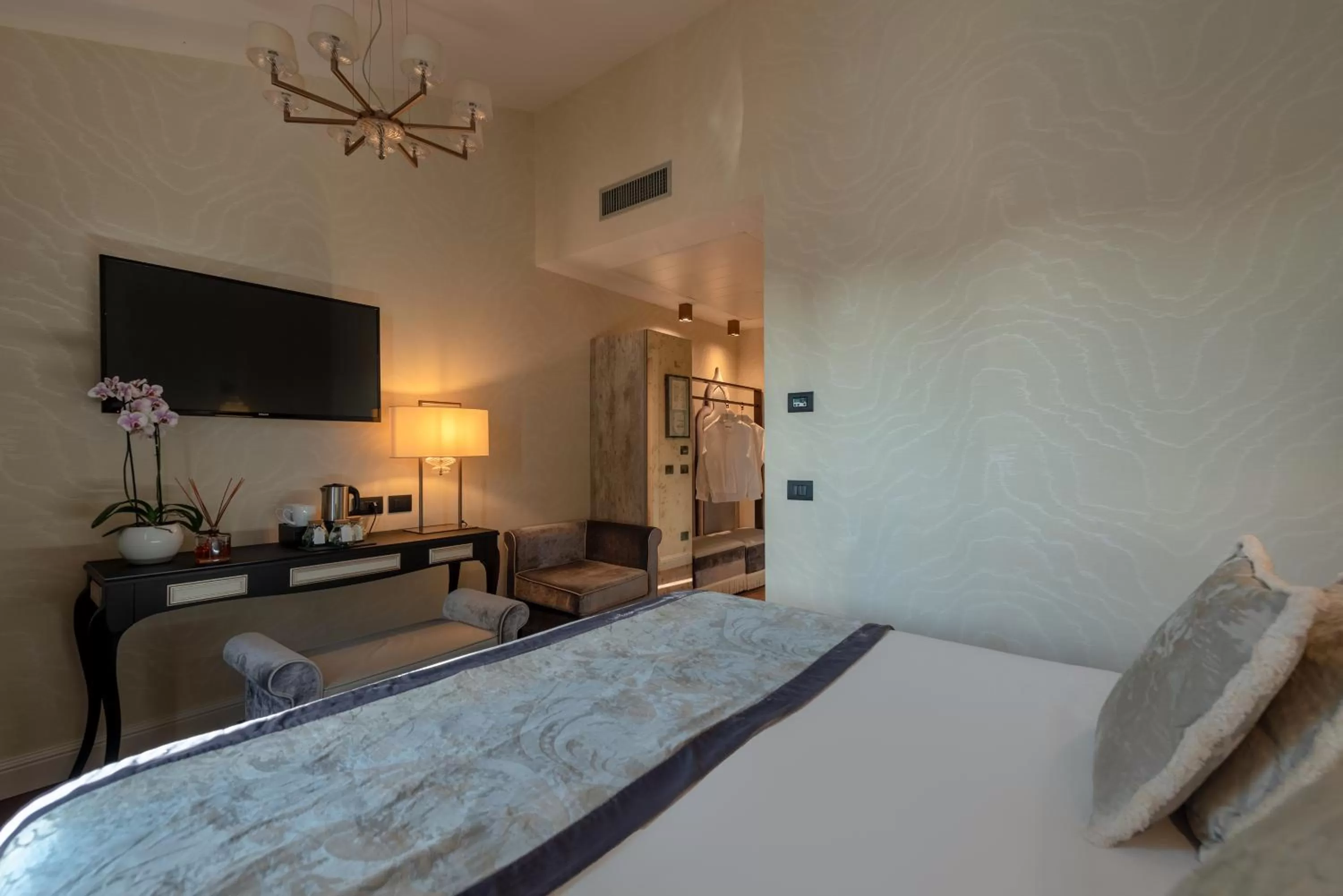 Bed in Palazzo Veneziano - Venice Collection