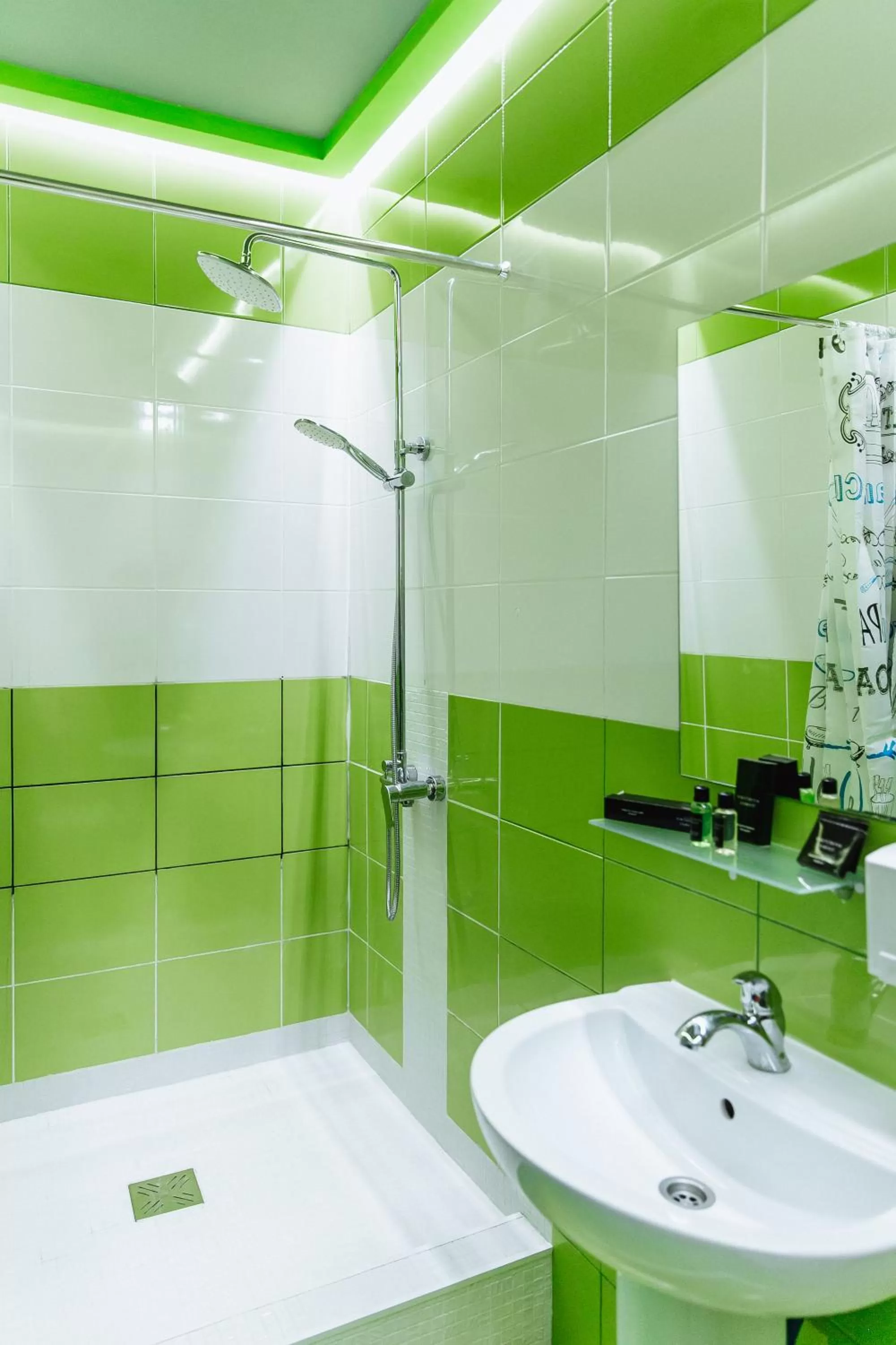 Shower in Viktoriya Family Hotel Restaurant complex