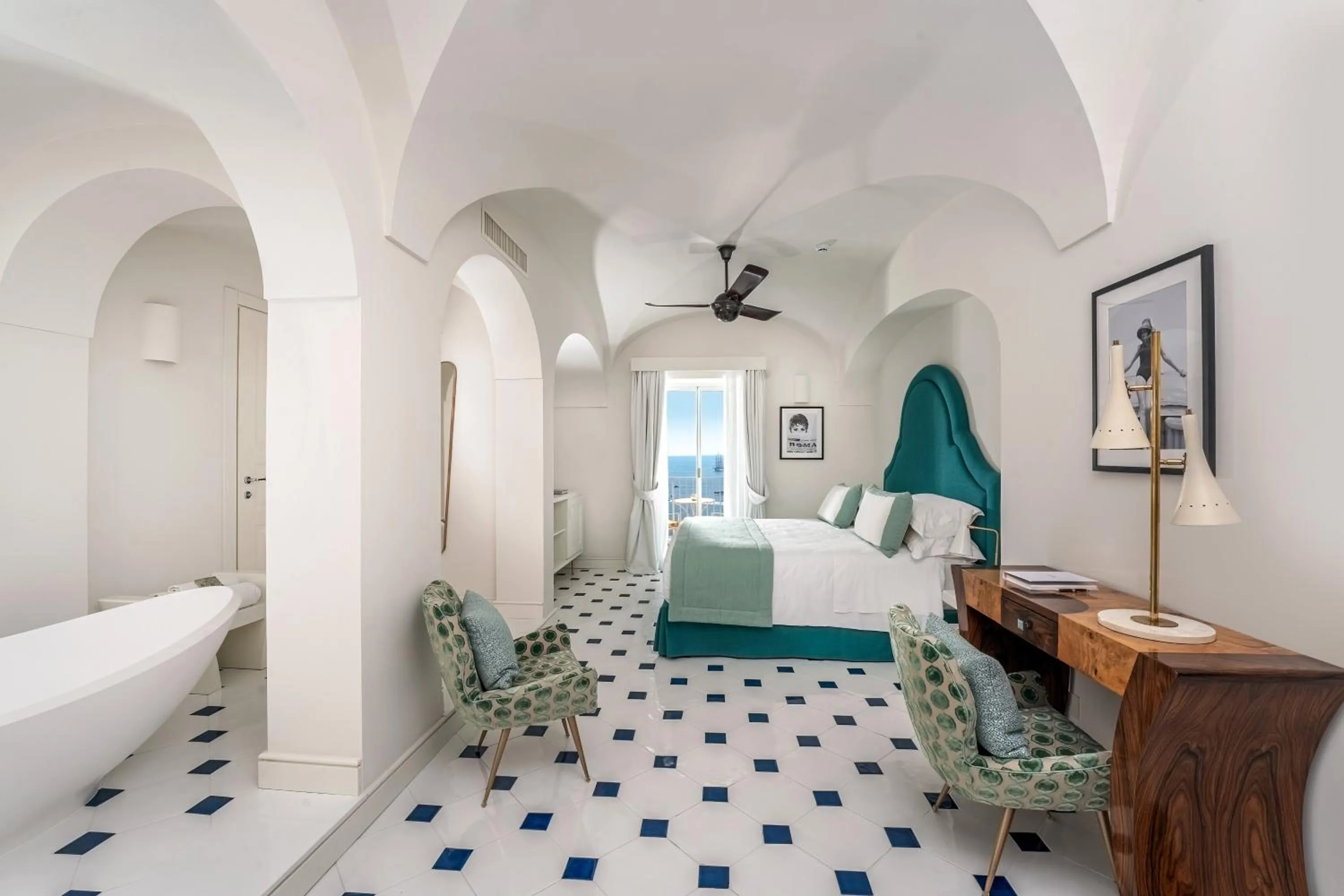 Living room, Bed in Hotel Miramalfi