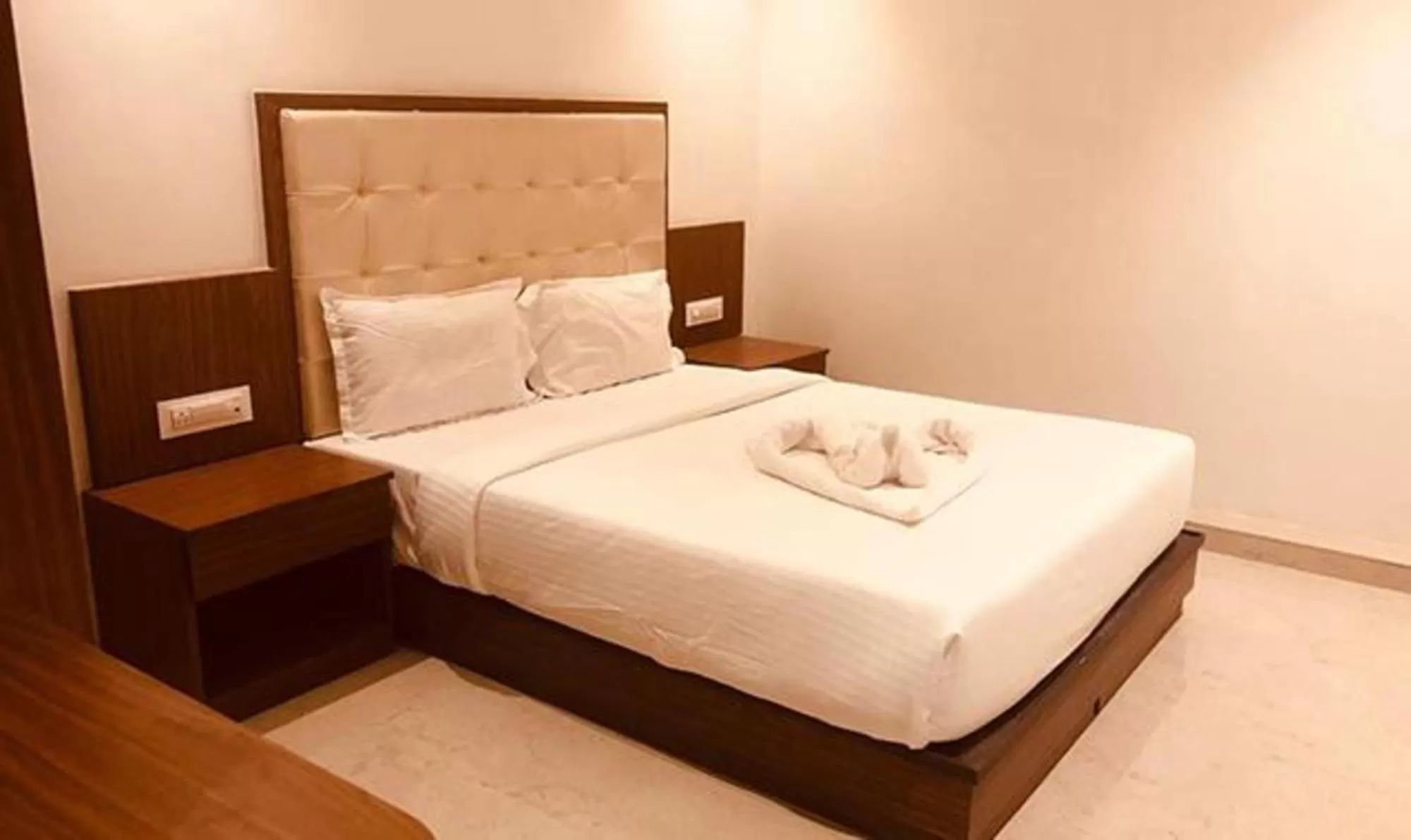 Bed in FabExpress Wynde