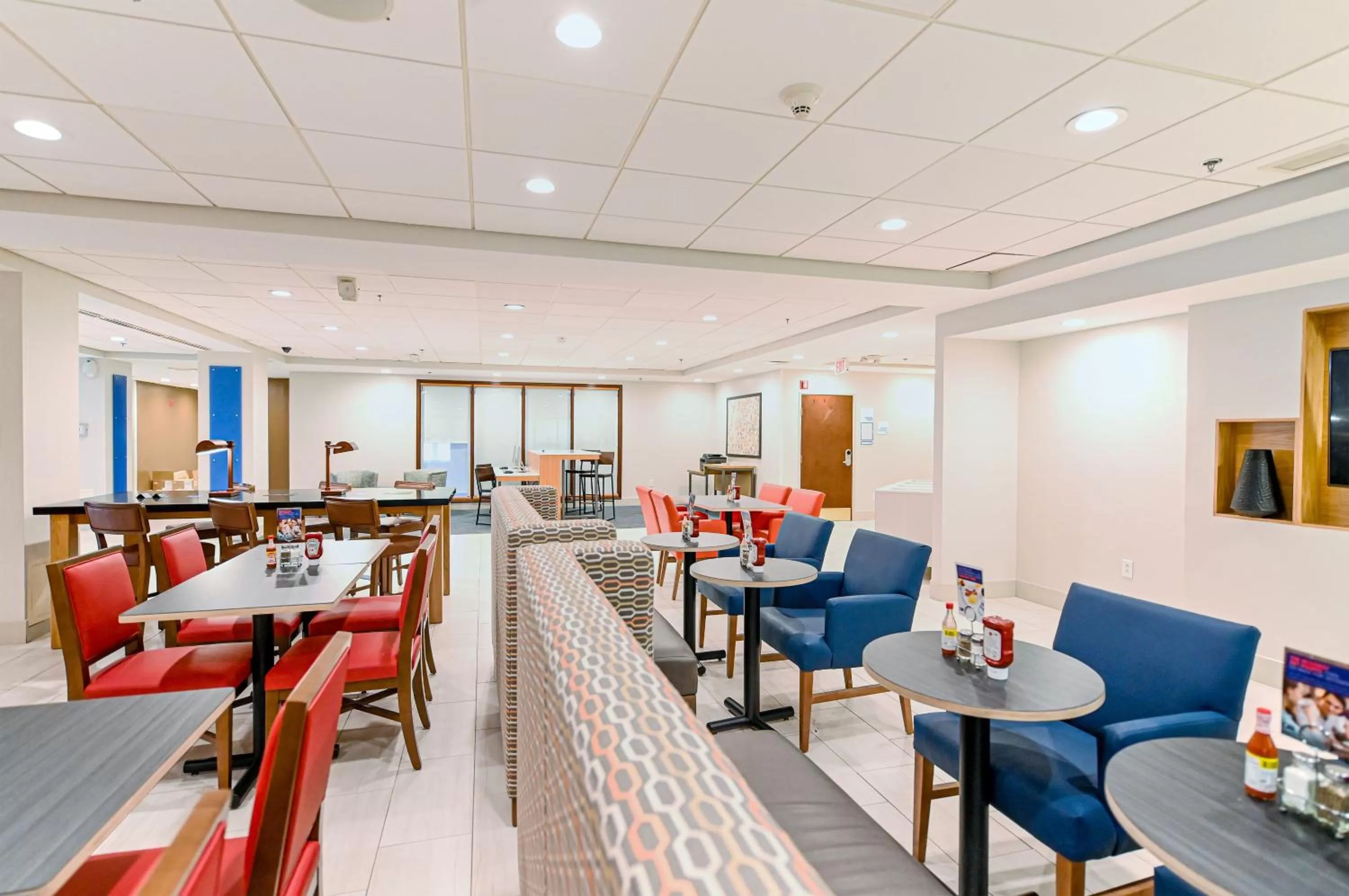 Breakfast in Holiday Inn Express Richmond Airport by IHG