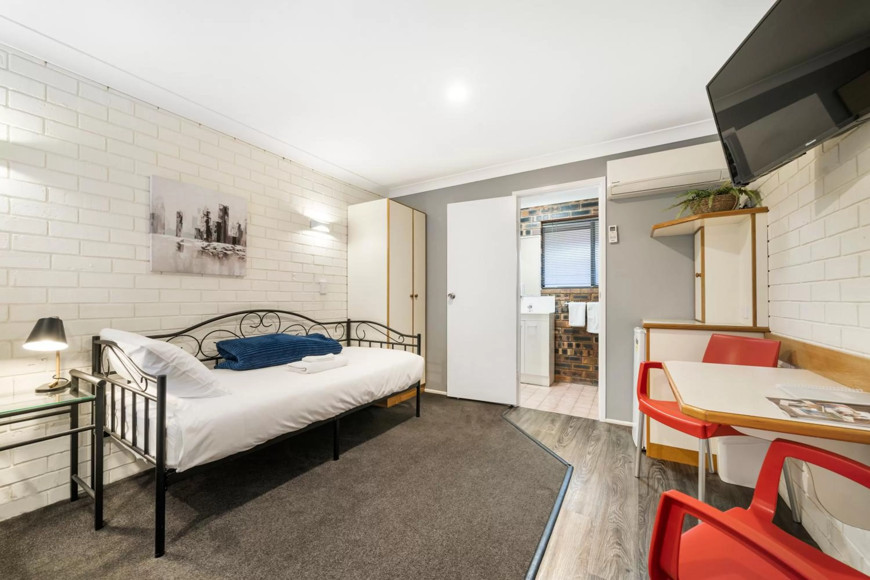 Bed in Esk Wivenhoe Motor Inn