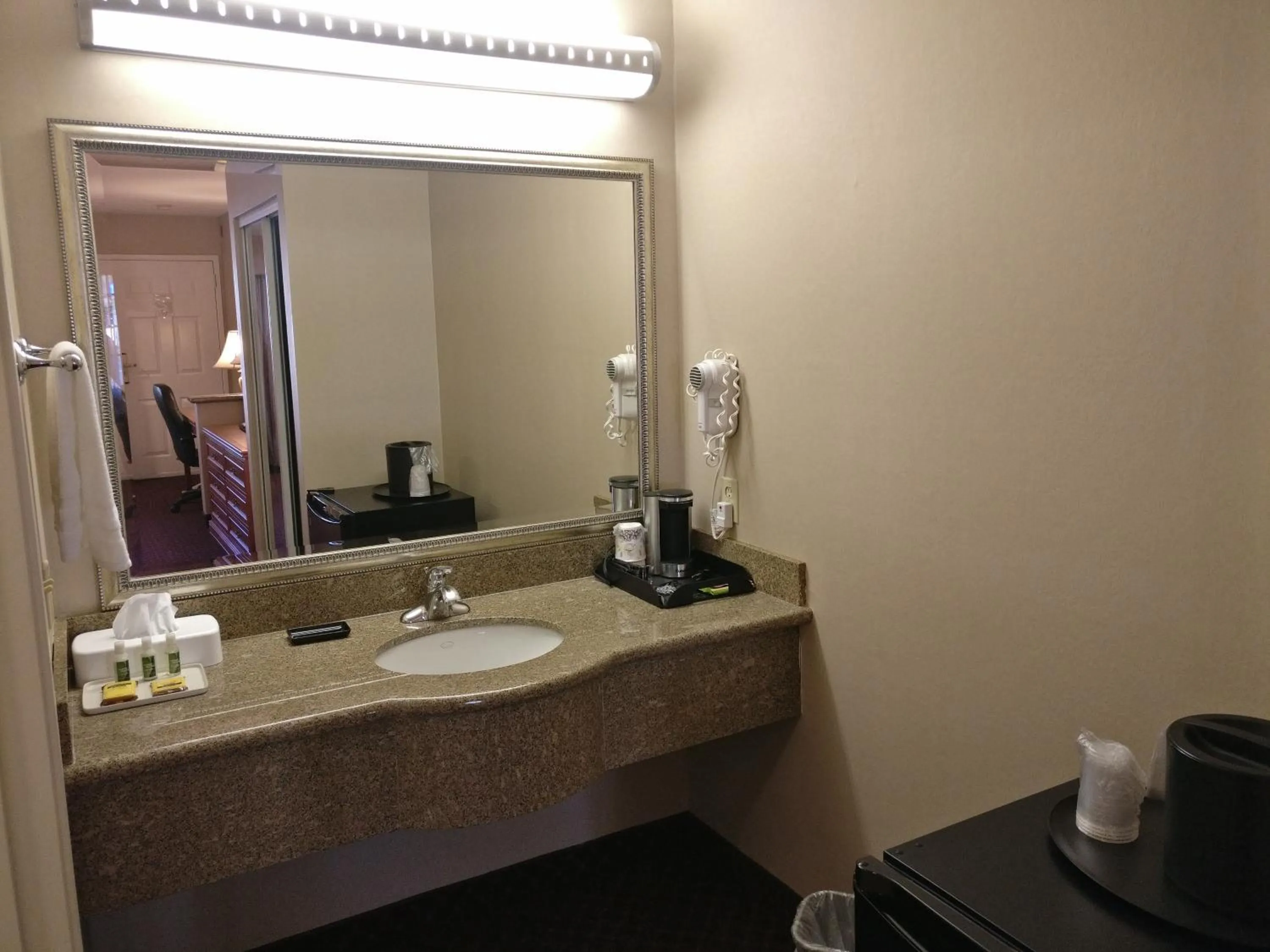 Burbank Inn and Suites