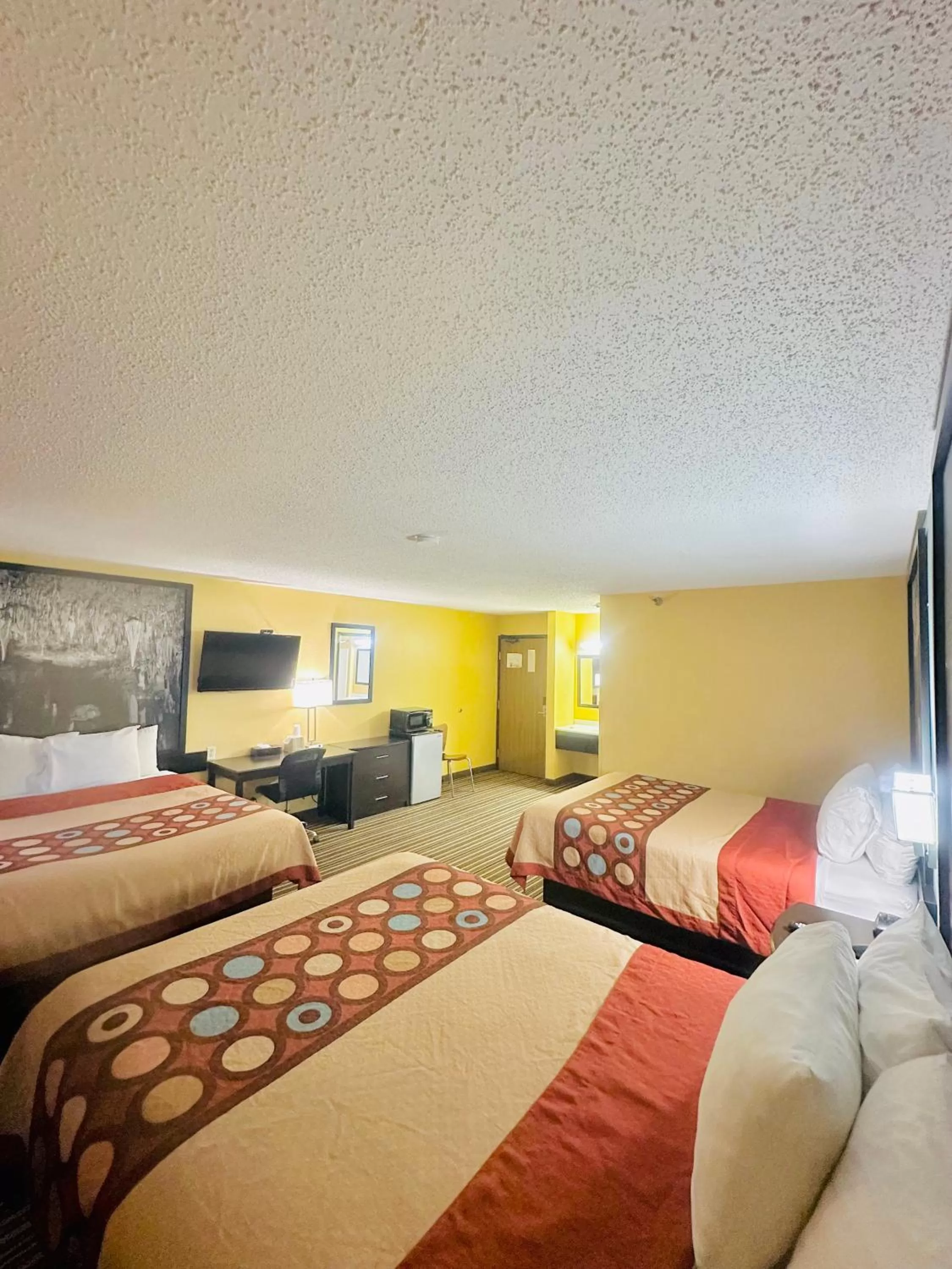 View (from property/room), Bed in Super 8 by Wyndham Warrenton