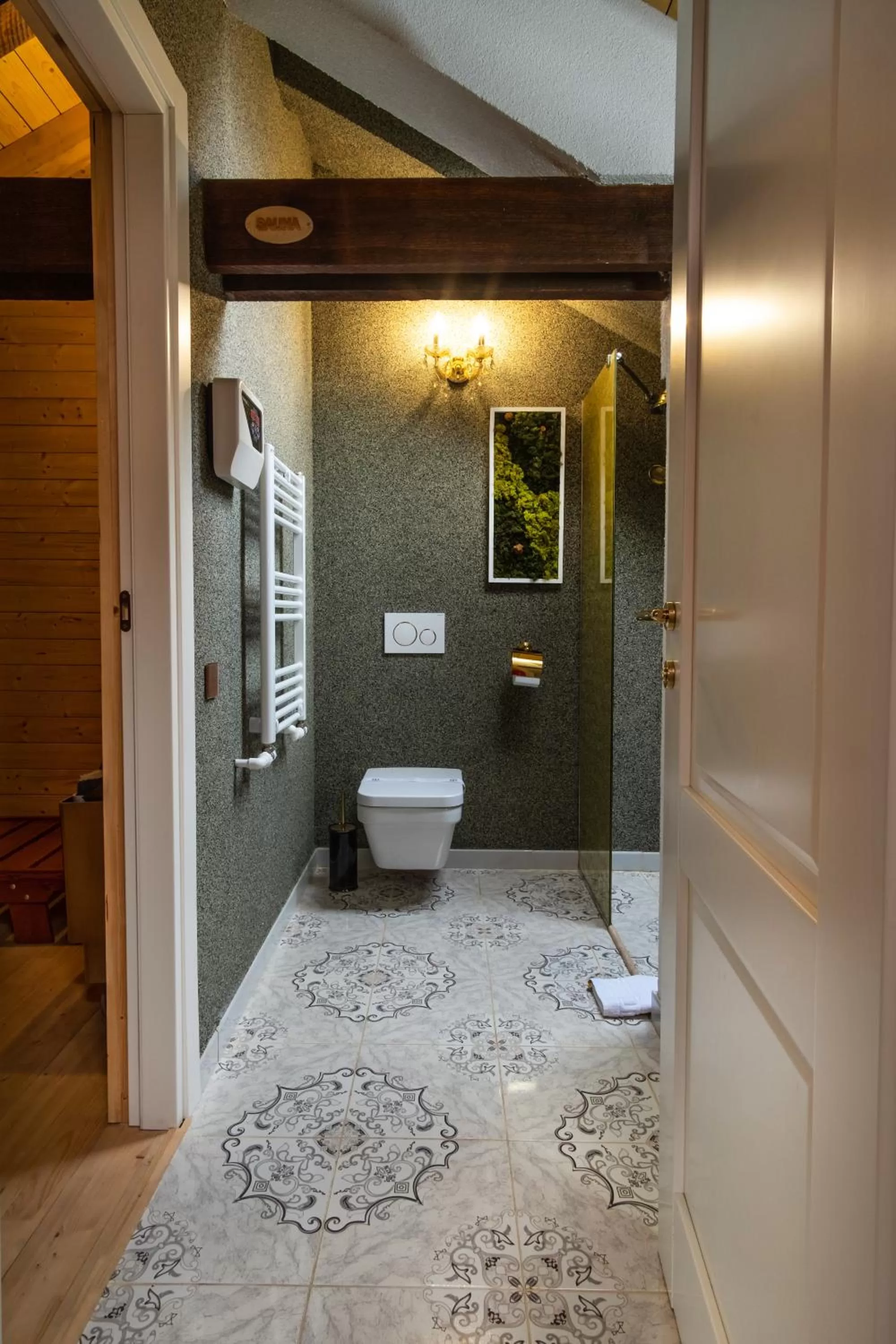 Shower in JMR Royal -Luxury Rooms & Private Sauna