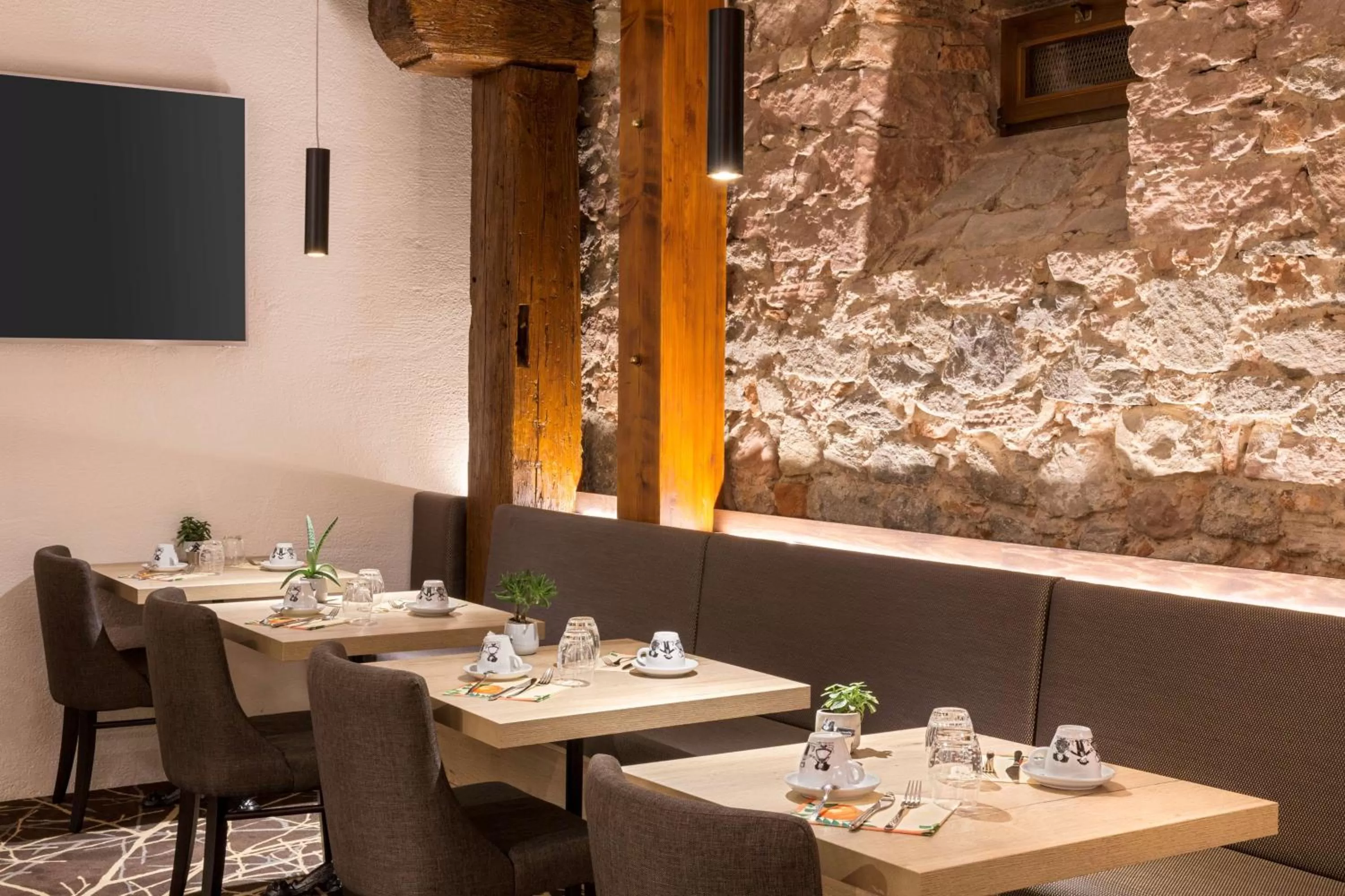 Restaurant/places to eat in Hotel KLE, BW Signature Collection