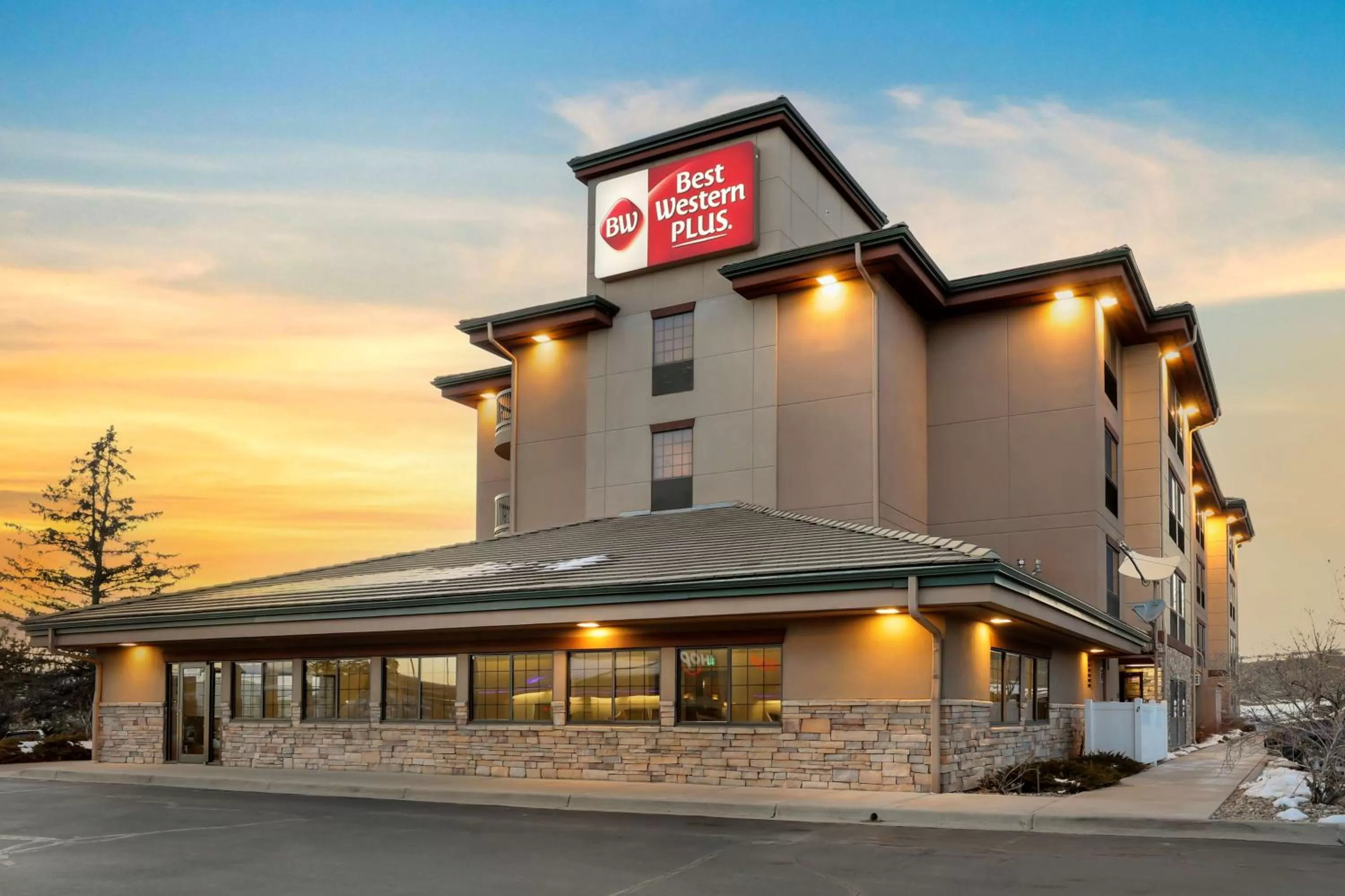 Property building in Best Western Plus Castle Rock