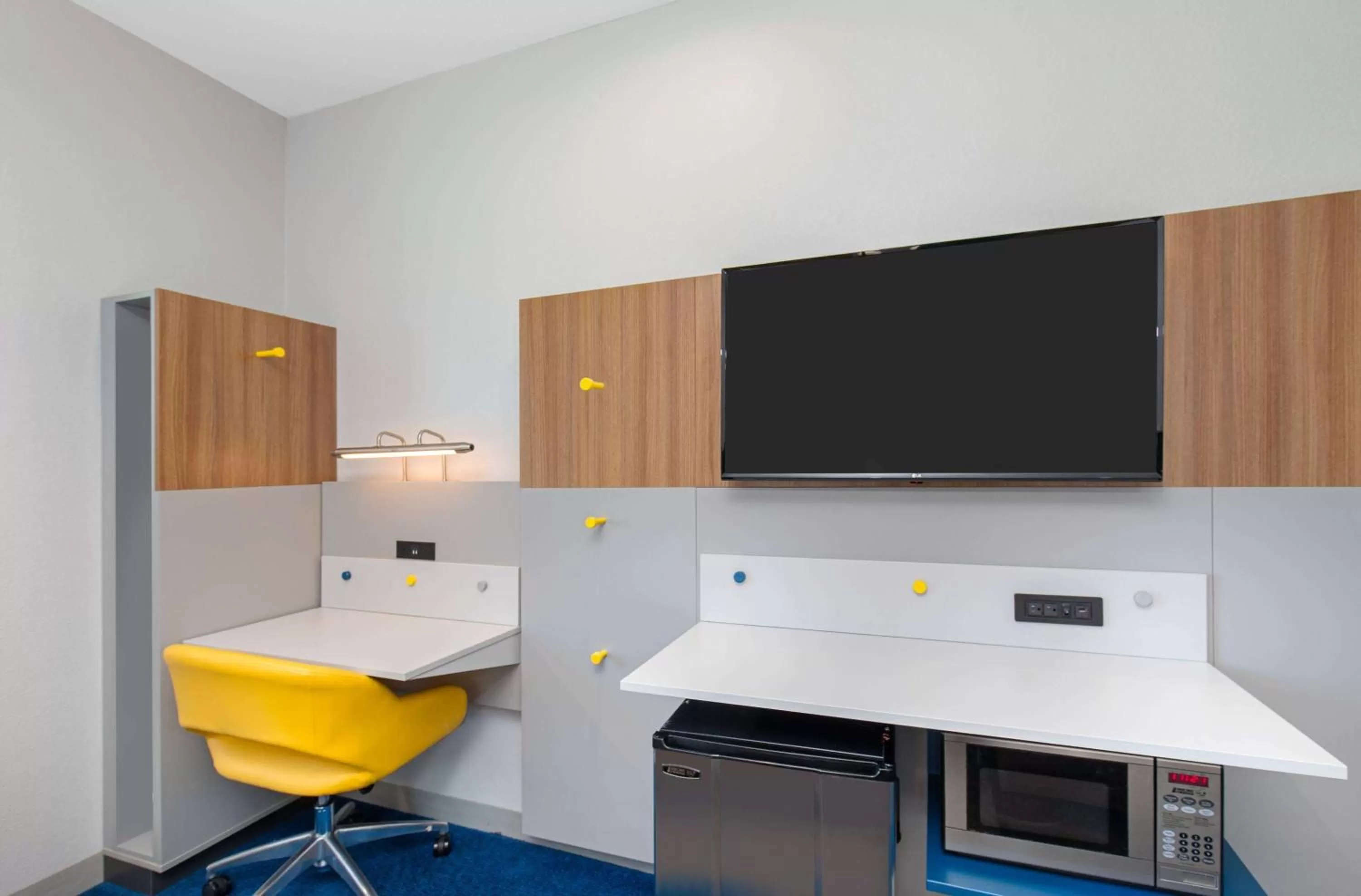 TV and multimedia in Microtel Inn and Suites by Wyndham