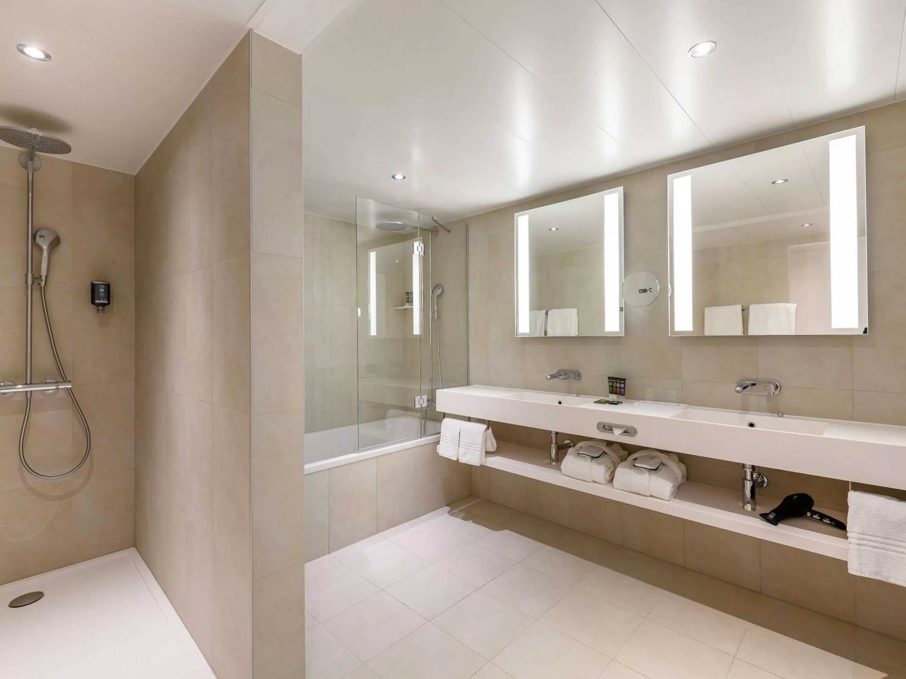 Photo of the whole room in Novotel Wien Hauptbahnhof