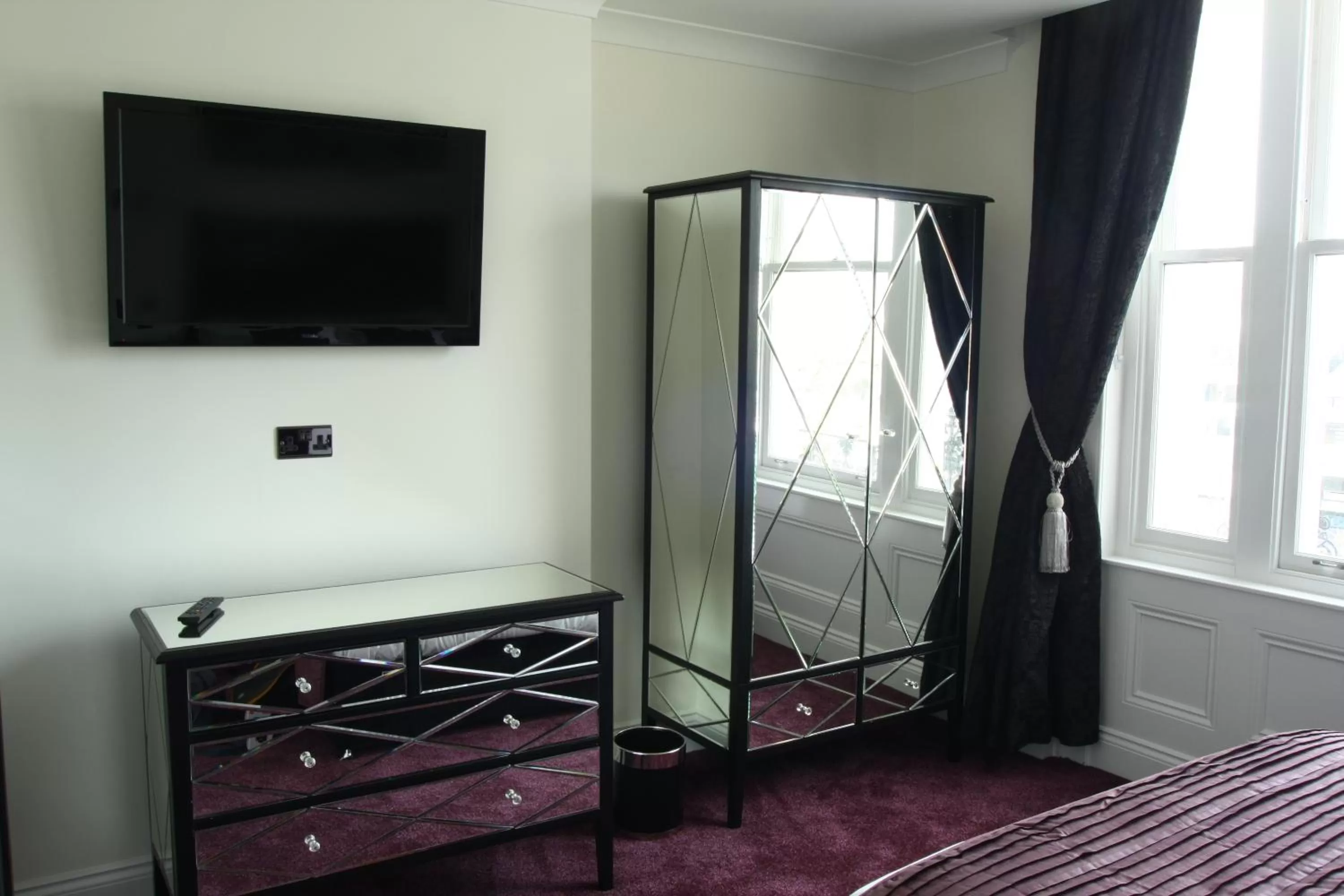 Bedroom, Bed in The Ship Leopard Hotel - No Children