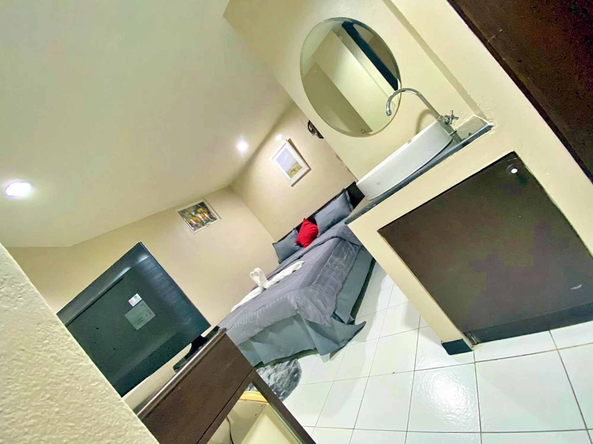 Bed, Kitchen/Kitchenette in CheQinn Hostel - Sukhumvit 4 Nana Plaza