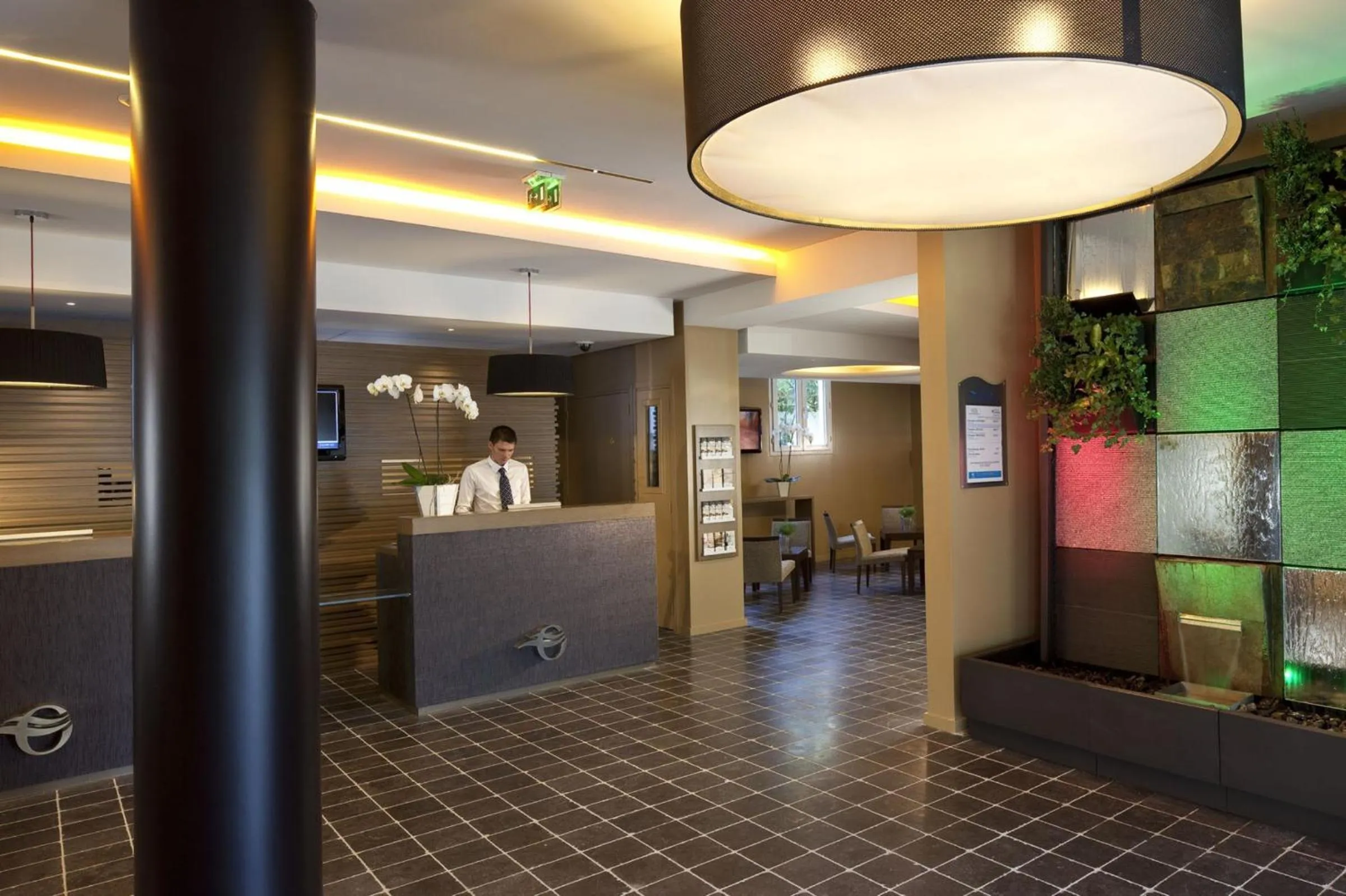Lobby or reception in Escale Oceania Aix-en-Provence