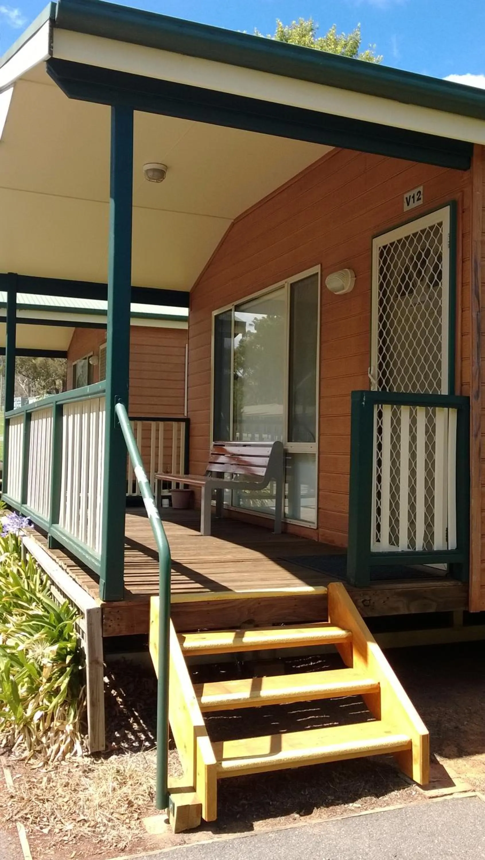 Facade/entrance in Canberra Carotel Motel
