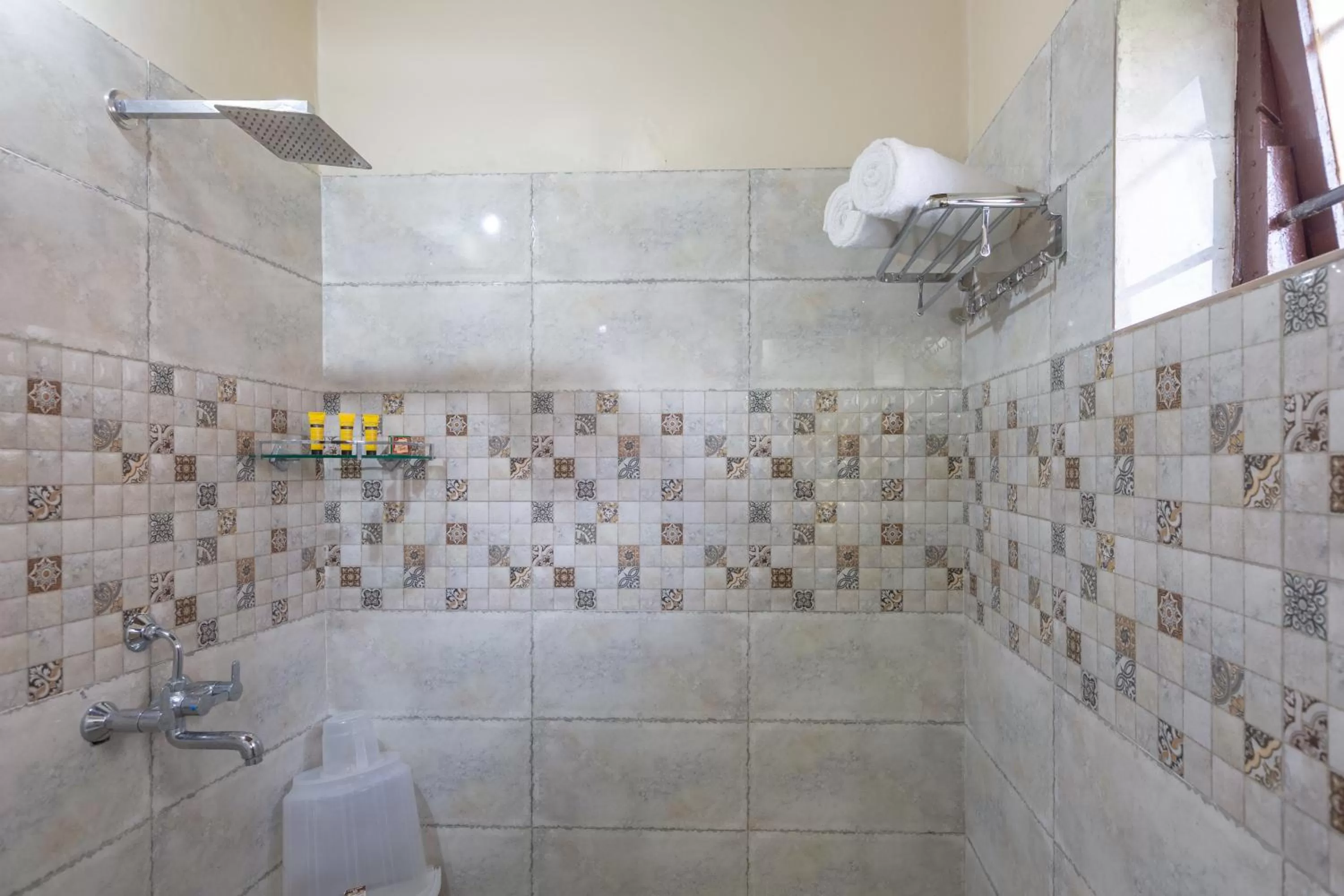 Shower in KSTDC Hotel Mayura Velapuri Belur