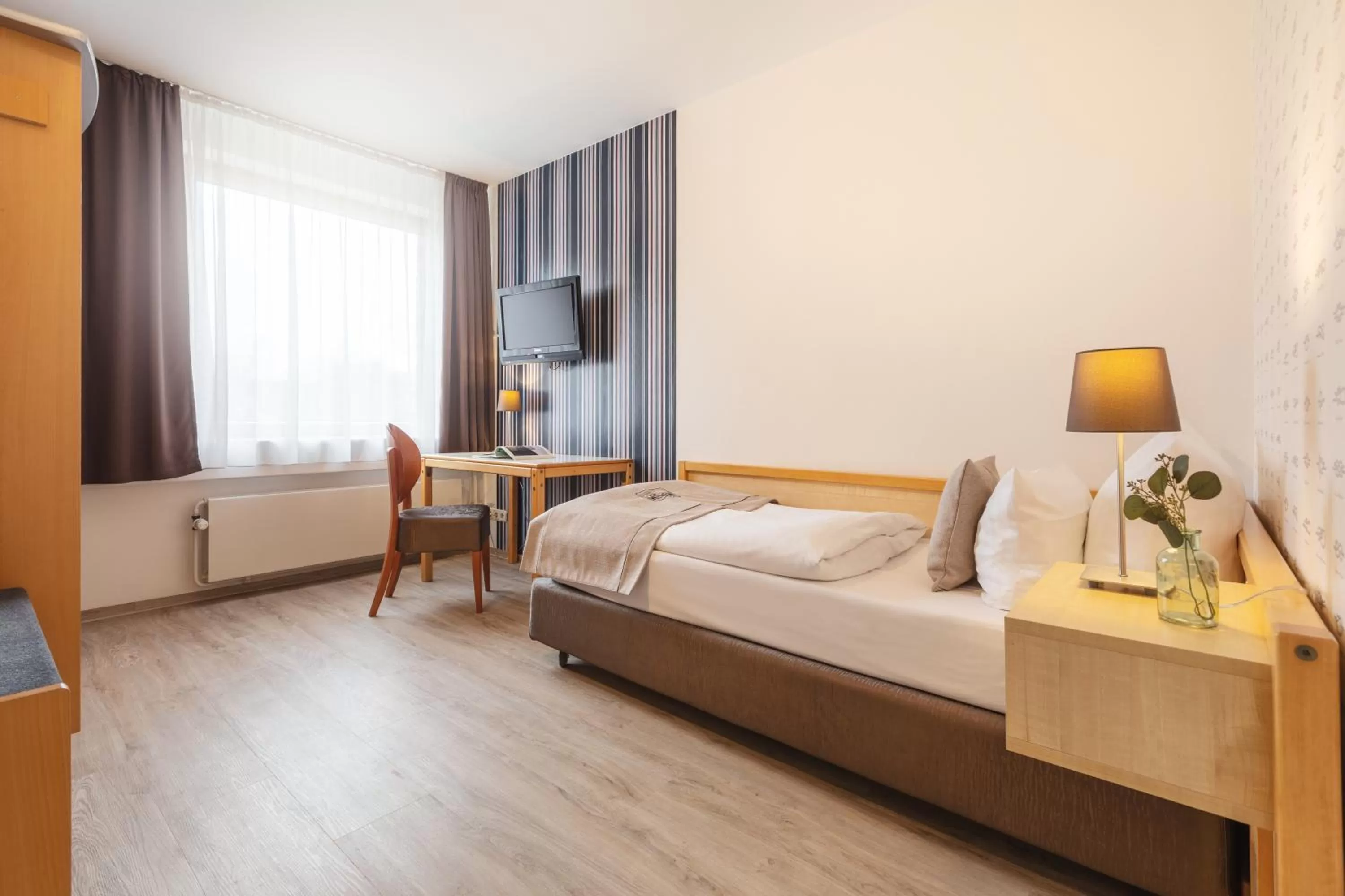 Photo of the whole room, Bed in Novum Akademiehotel Kiel