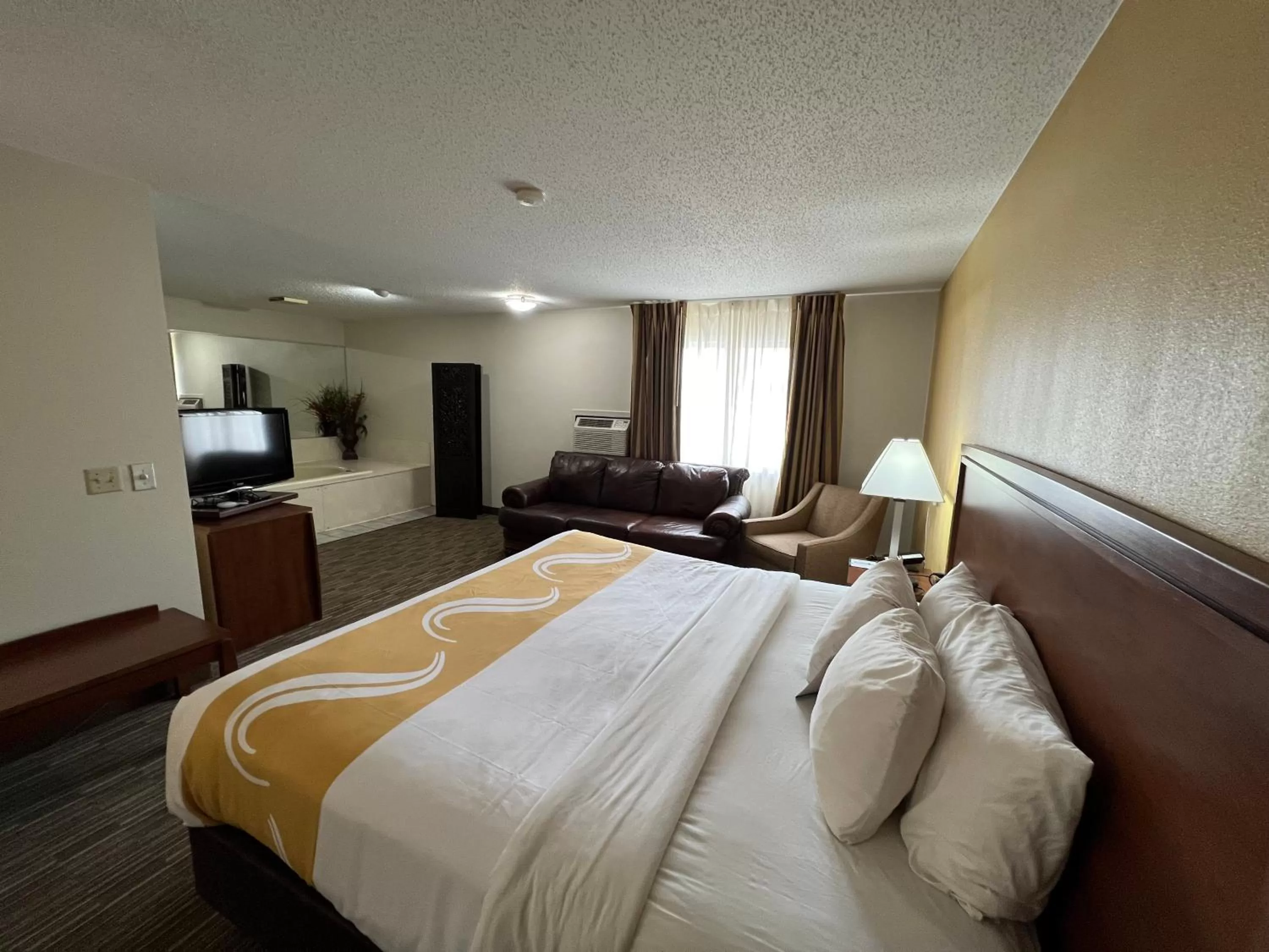 Bed in Quality Inn Mitchell I-90