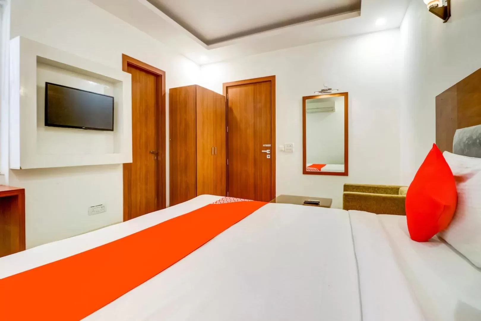 Communal lounge/ TV room, Bed in Hotel Airport View