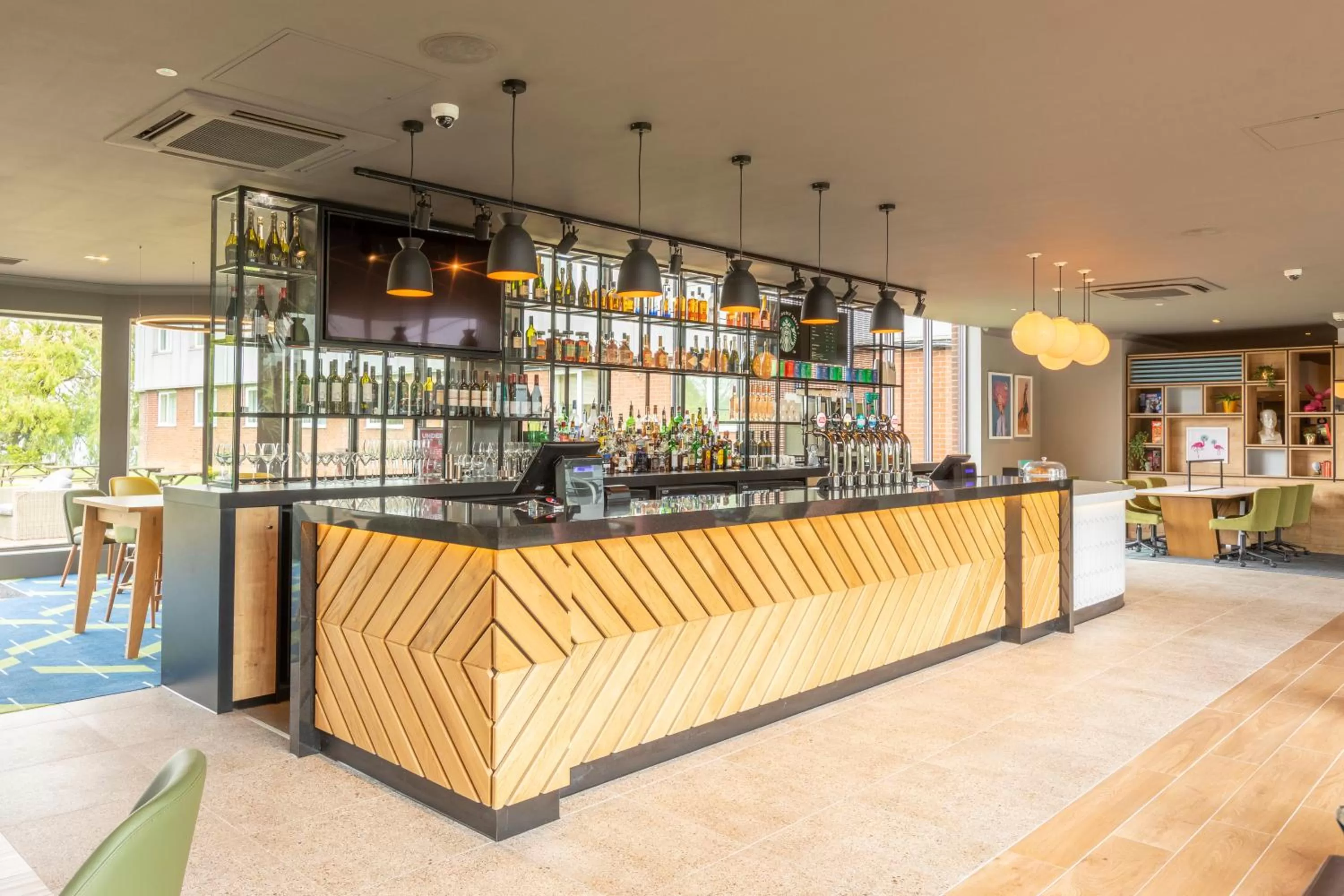 Lounge or bar in Holiday Inn Basildon by IHG