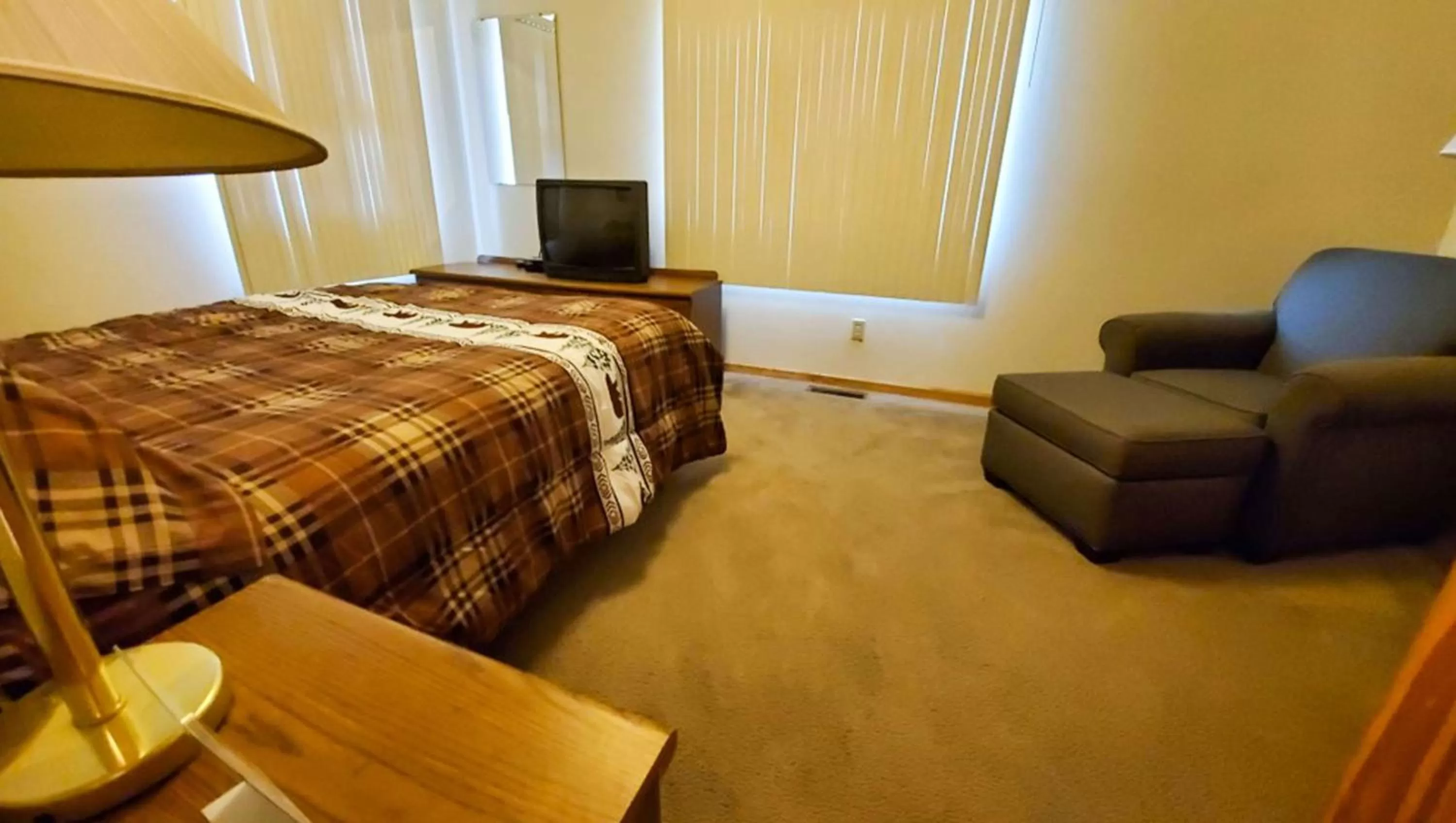 Photo of the whole room, Bed in Jasper Ridge Inn Ishpeming