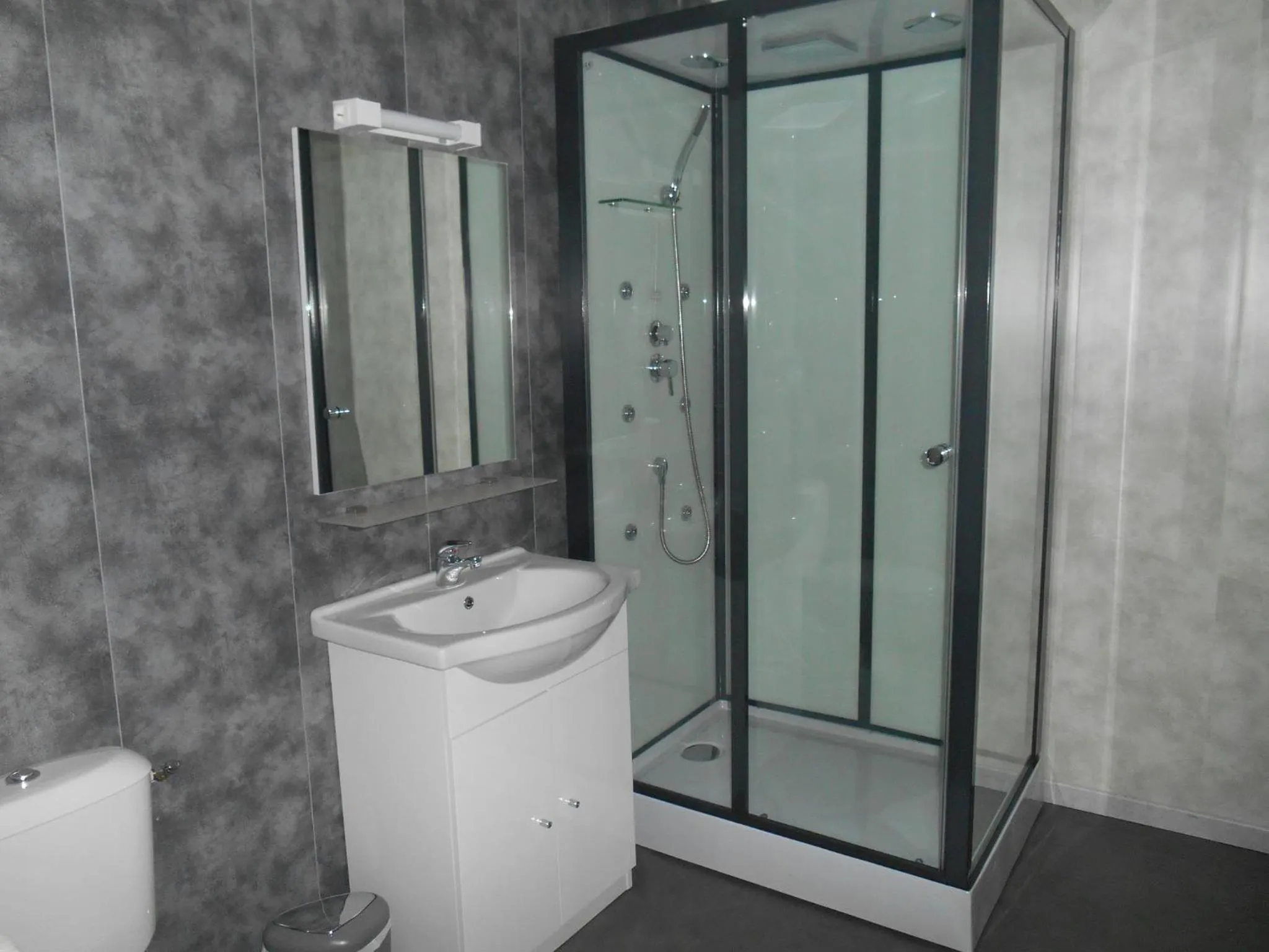 Shower in Hôtel La Tente Verte