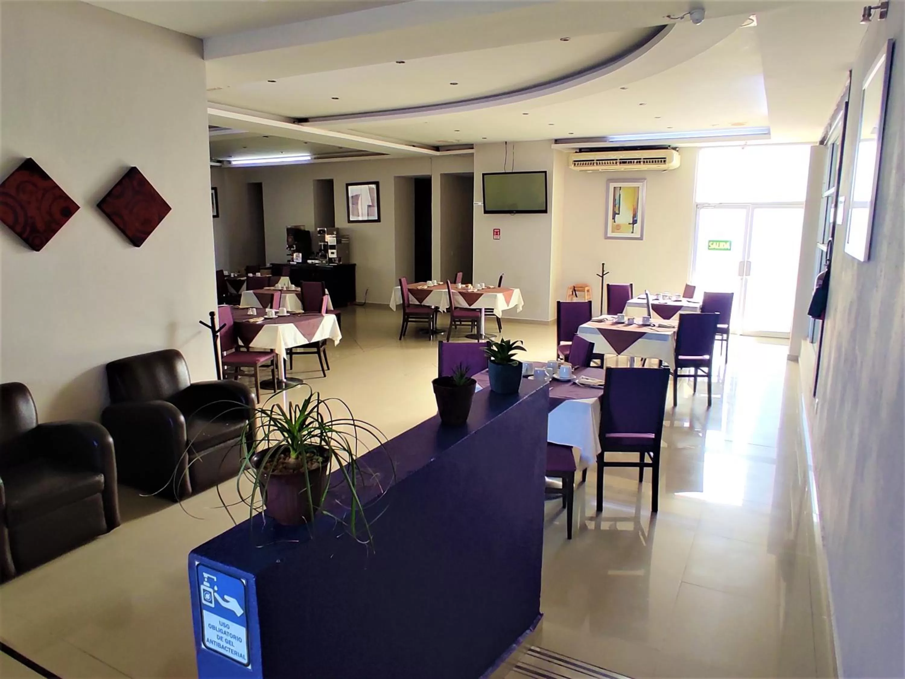 Restaurant/Places to Eat in Hotel Oasis