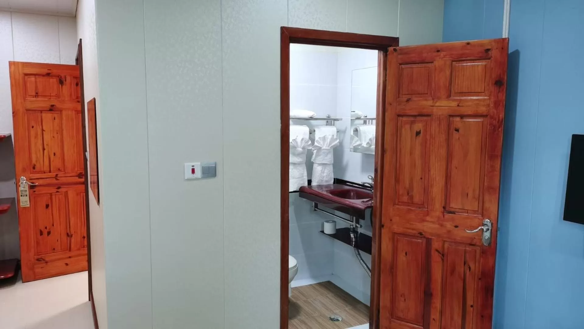 Bedroom, Bed in Riverside Hotel