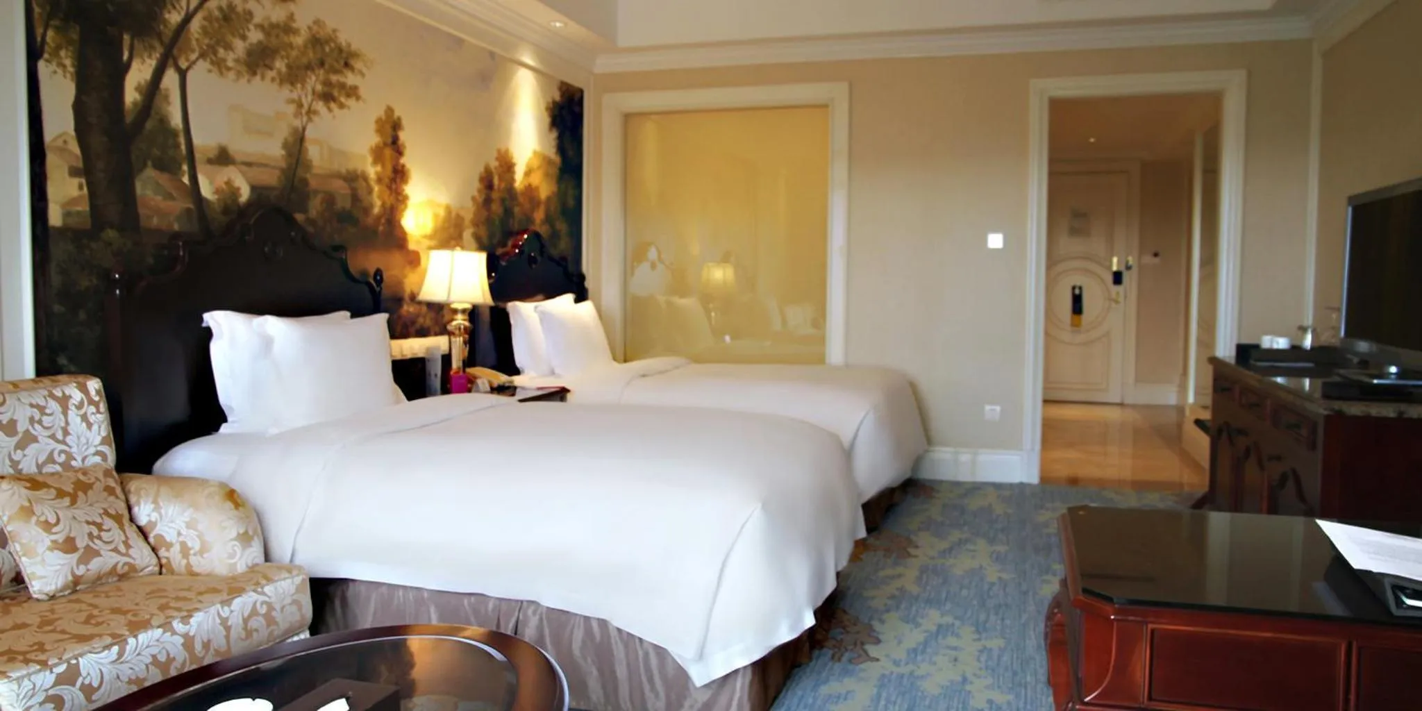 Photo of the whole room, Bed in Crowne Plaza Ocean Spring Resort by IHG