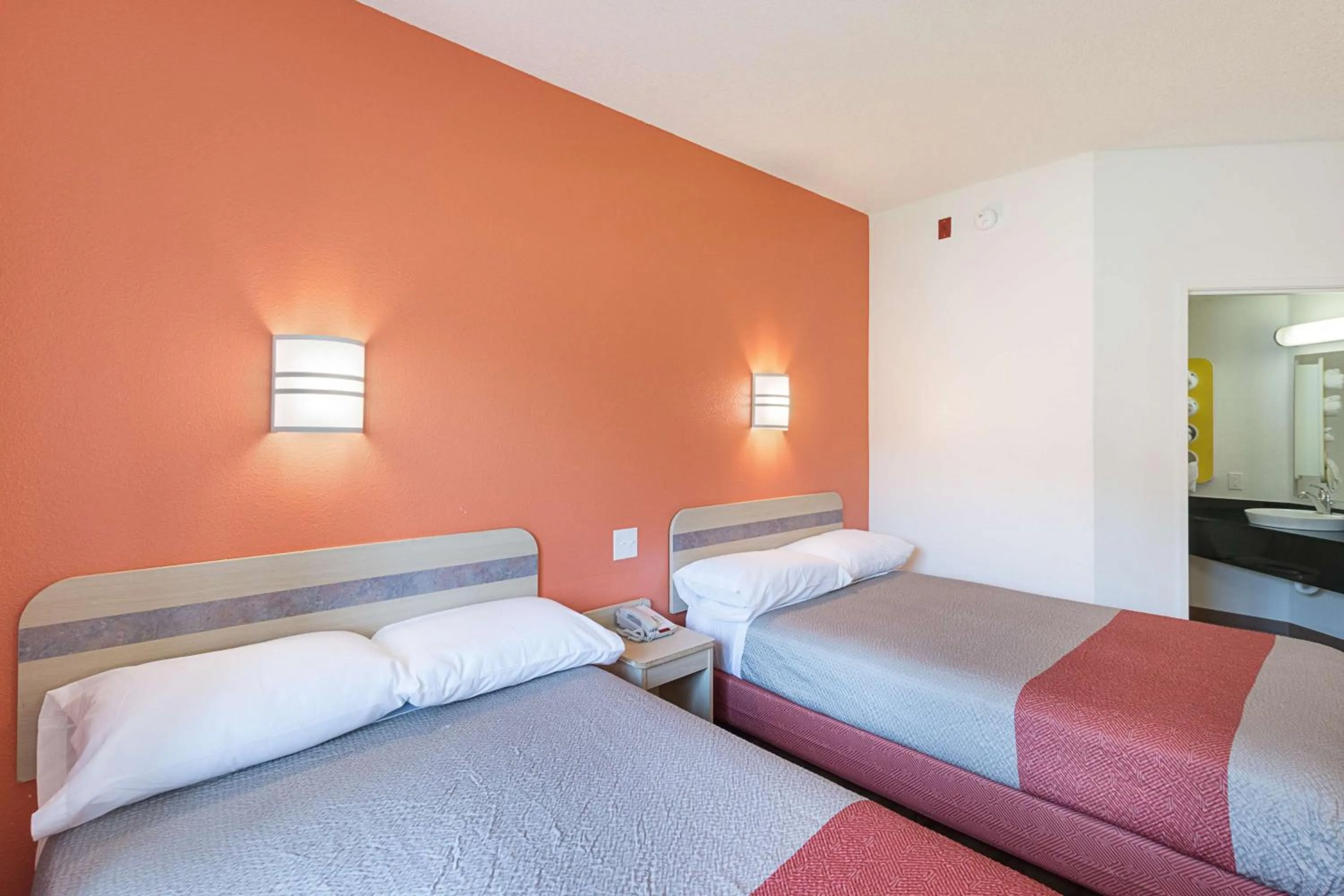 Photo of the whole room, Bed in Motel 6-Columbia, SC - Fort Jackson Area